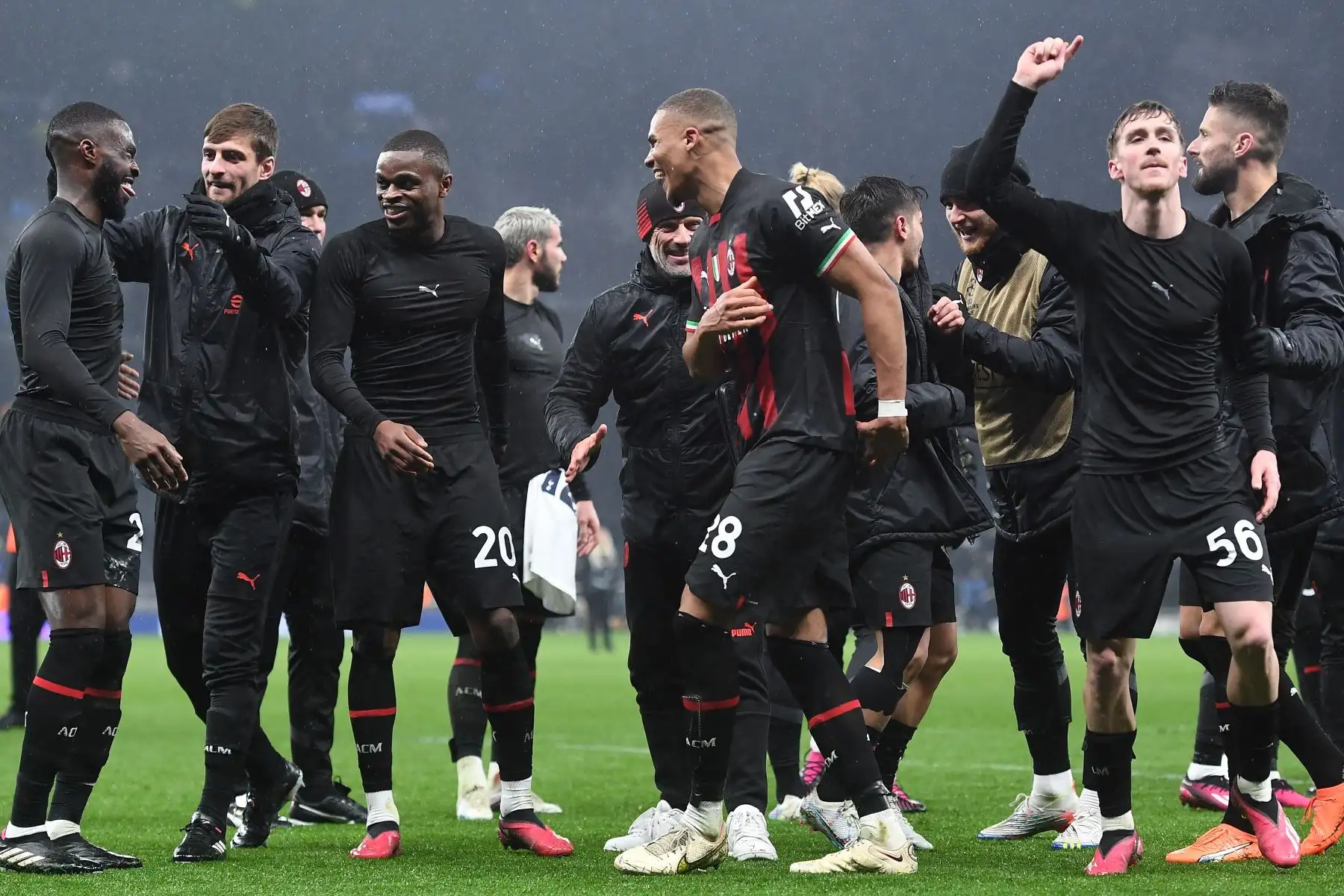 Los jugadores del AC Milan celebran la final de la Liga de Campeones de la UEFA, octavos de final, partido de vuelta entre el Tottenham Hotspur y el AC Milan en Londres, Gran Bretaña. Liga de Campeones. Foto:EFE