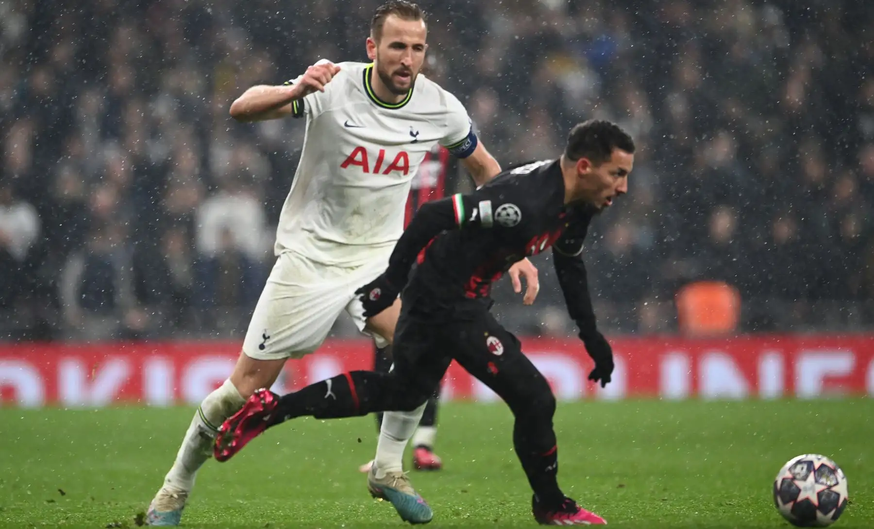El capitán del Tottenham Harry Kane en acción contra Ismael Bennacer del AC Milan durante la Liga de Campeones de la UEFA, Ronda de 16, partido de 2ª pierna entre el Tottenham Hotspur y el AC Milan en Londres, Gran Bretaña. Liga de Campeones. Reino Unido. Foto: EFE