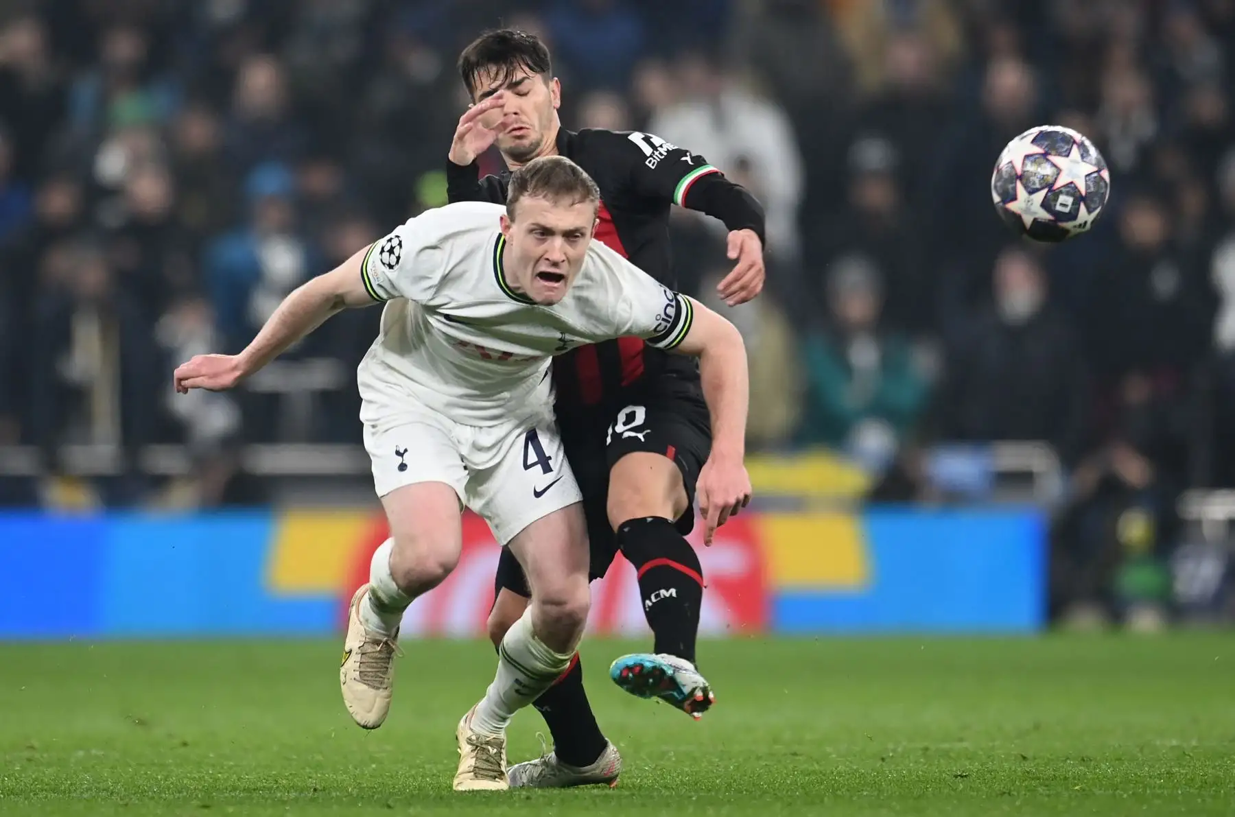 Oliver Skipp  del Tottenham en acción contra Sandro Tonali del AC Milan durante la Liga de Campeones de la UEFA, octavos de final, partido de vuelta entre el Tottenham Hotspur y el AC Milan en Londres , Gran Bretaña. Liga de Campeones. Foto: EFE