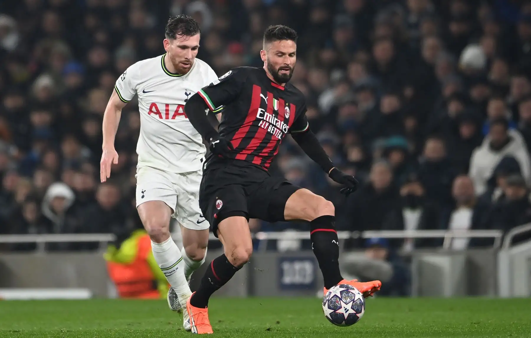 Pierre-Emile Hojbjerg  del Tottenham en acción contra Olivier Giroud del AC Milan durante la Liga de Campeones de la UEFA, Ronda de 16, partido de vuelta entre el Tottenham Hotspur y el AC Milan en Londres, Gran Bretaña. Liga de Campeones. Foto: EFE