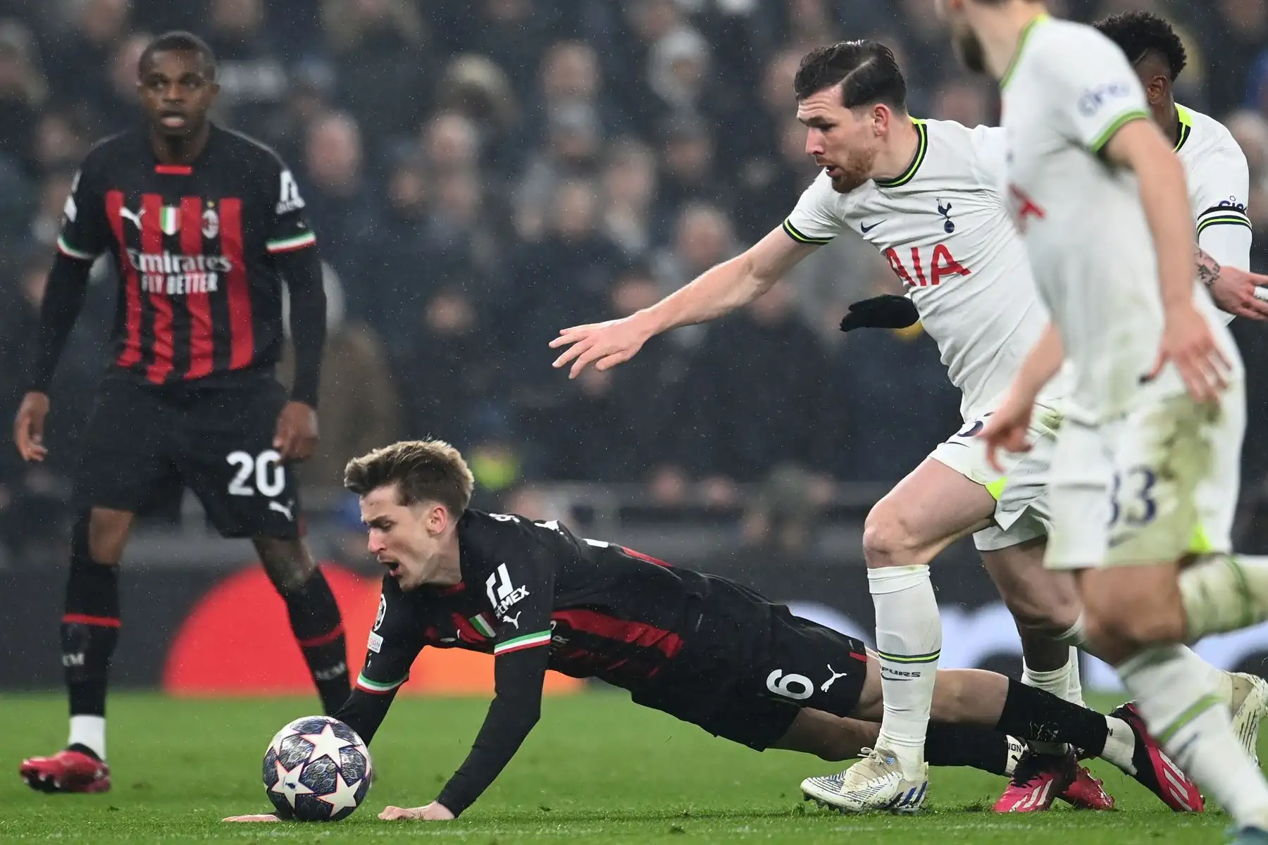Alexis Saelemaekers del AC Milan en acción contra Pierre-Emile Hojbjerg del Tottenham durante la Liga de Campeones de la UEFA, entre el Tottenham Hotspur y AC Milan en Londres, Gran Bretaña. Liga de Campeones. Foto: EFE