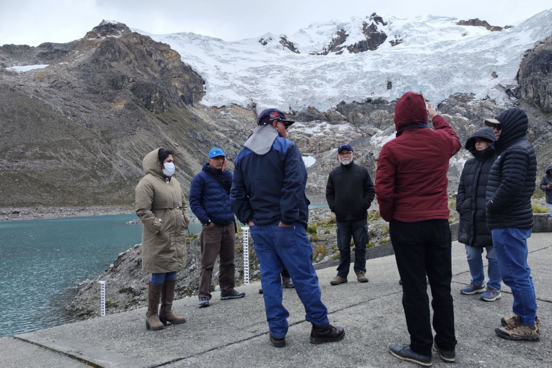 Los profesionales de Inaigem y del Gore Junín visitaron el glaciar Huaytapallana para verificar la operatividad de los radares y sensores.