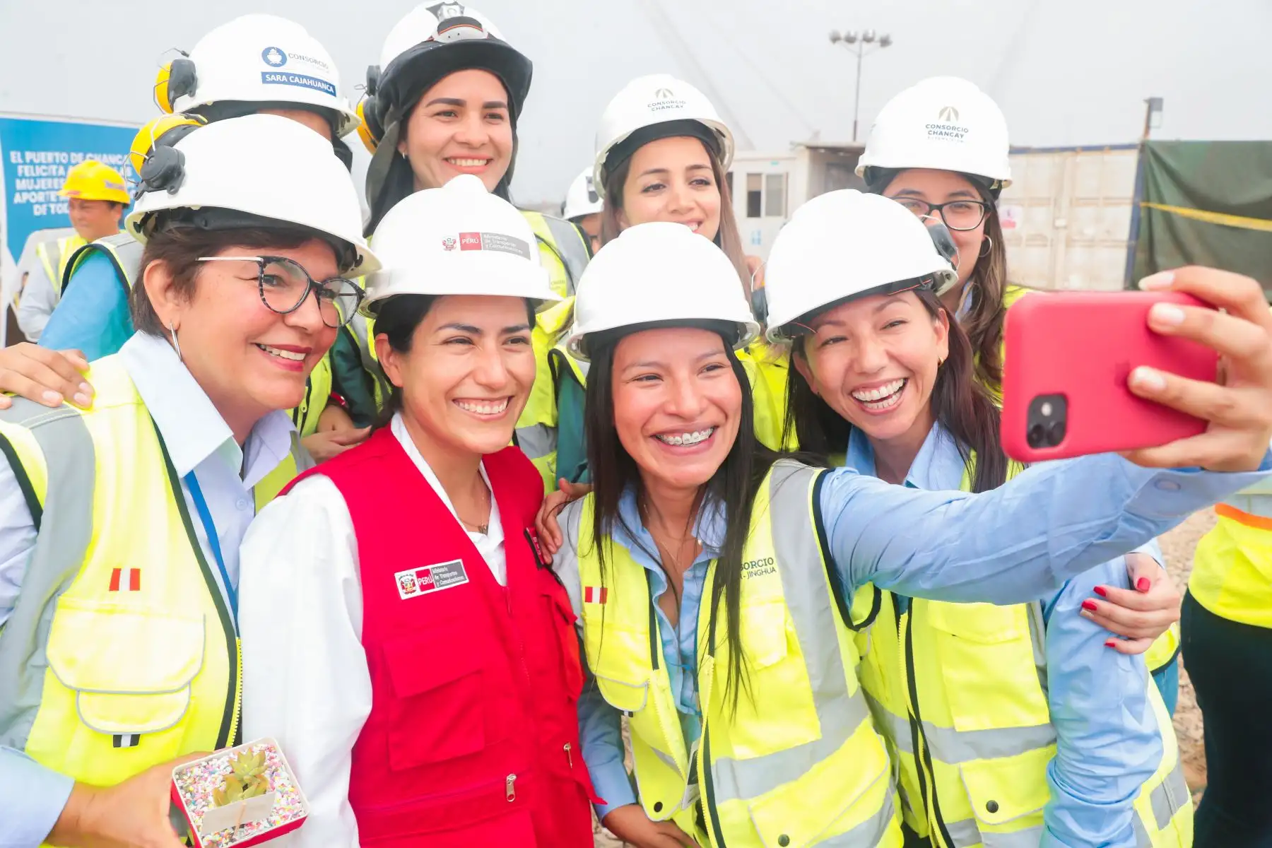 En el Día Internacional de la Mujer, la ministra Paola Lazarte realizó una inspección de las obras en el Terminal Portuario de Chancay, en Huaral. La titular del sector recorrió, junto a las trabajadoras, las diversas etapas del megaproyecto.
Foto: ANDINA/MTC