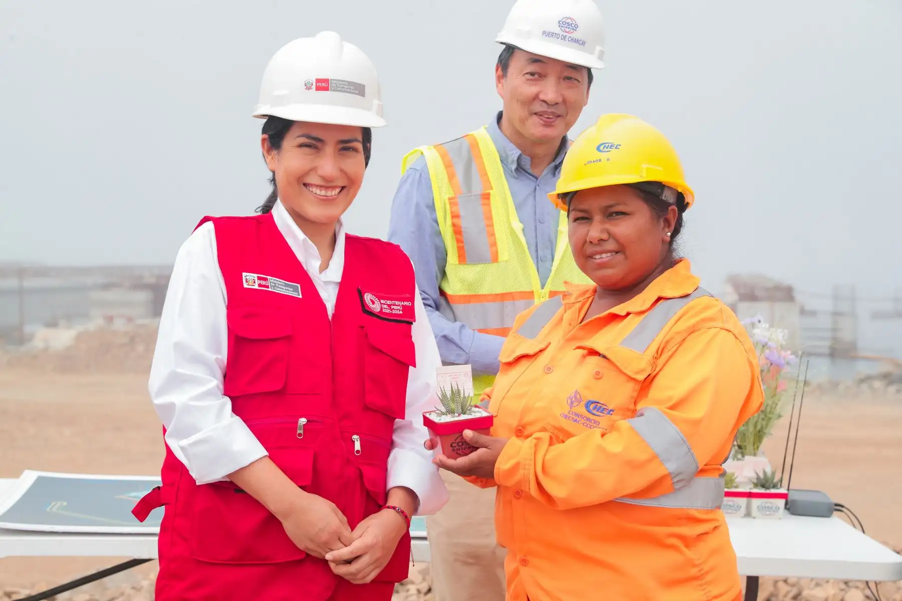 En el Día Internacional de la Mujer, la ministra Paola Lazarte realizó una inspección de las obras en el Terminal Portuario de Chancay, en Huaral. La titular del sector recorrió, junto a las trabajadoras, las diversas etapas del megaproyecto.
Foto: ANDINA/MTC