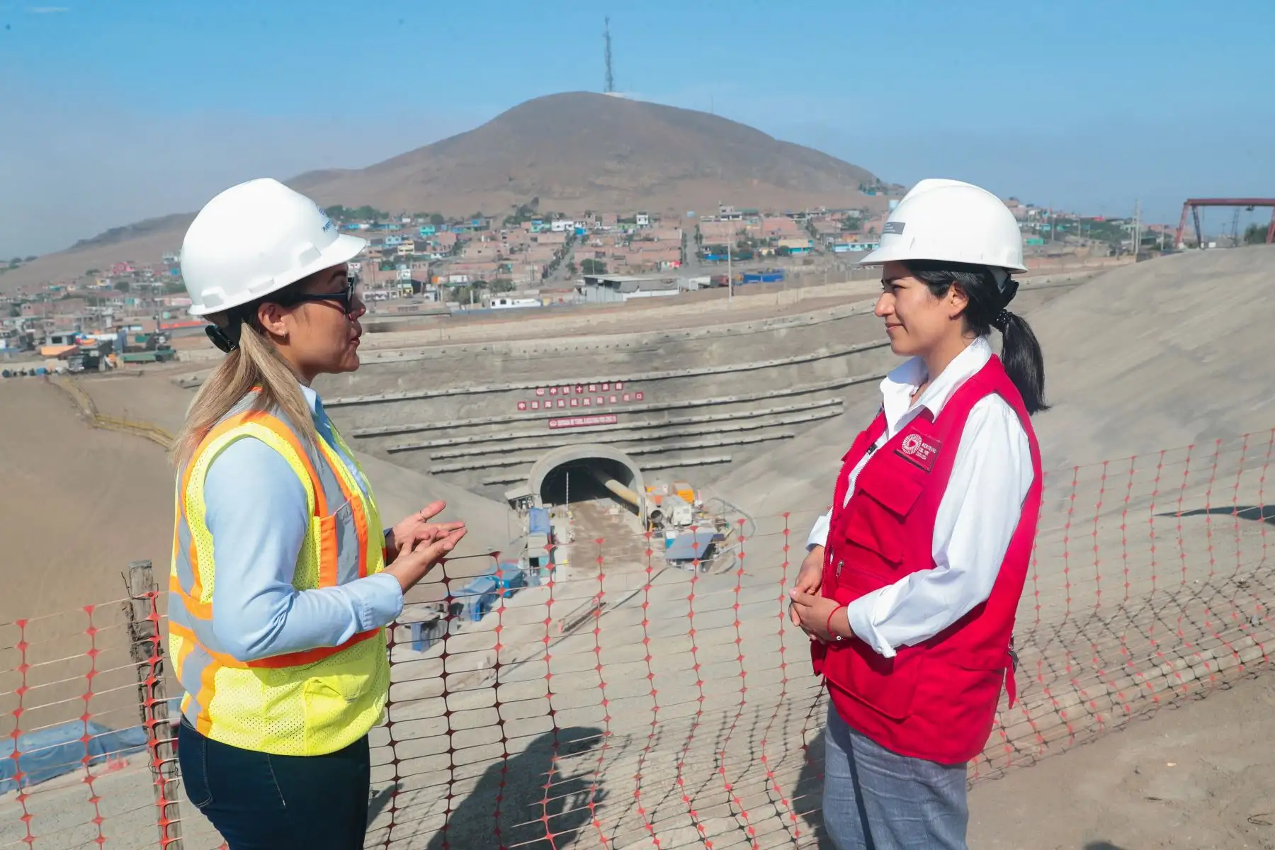 En el Día Internacional de la Mujer, la ministra Paola Lazarte realizó una inspección de las obras en el Terminal Portuario de Chancay, en Huaral. La titular del sector recorrió, junto a las trabajadoras, las diversas etapas del megaproyecto.
Foto: ANDINA/MTC