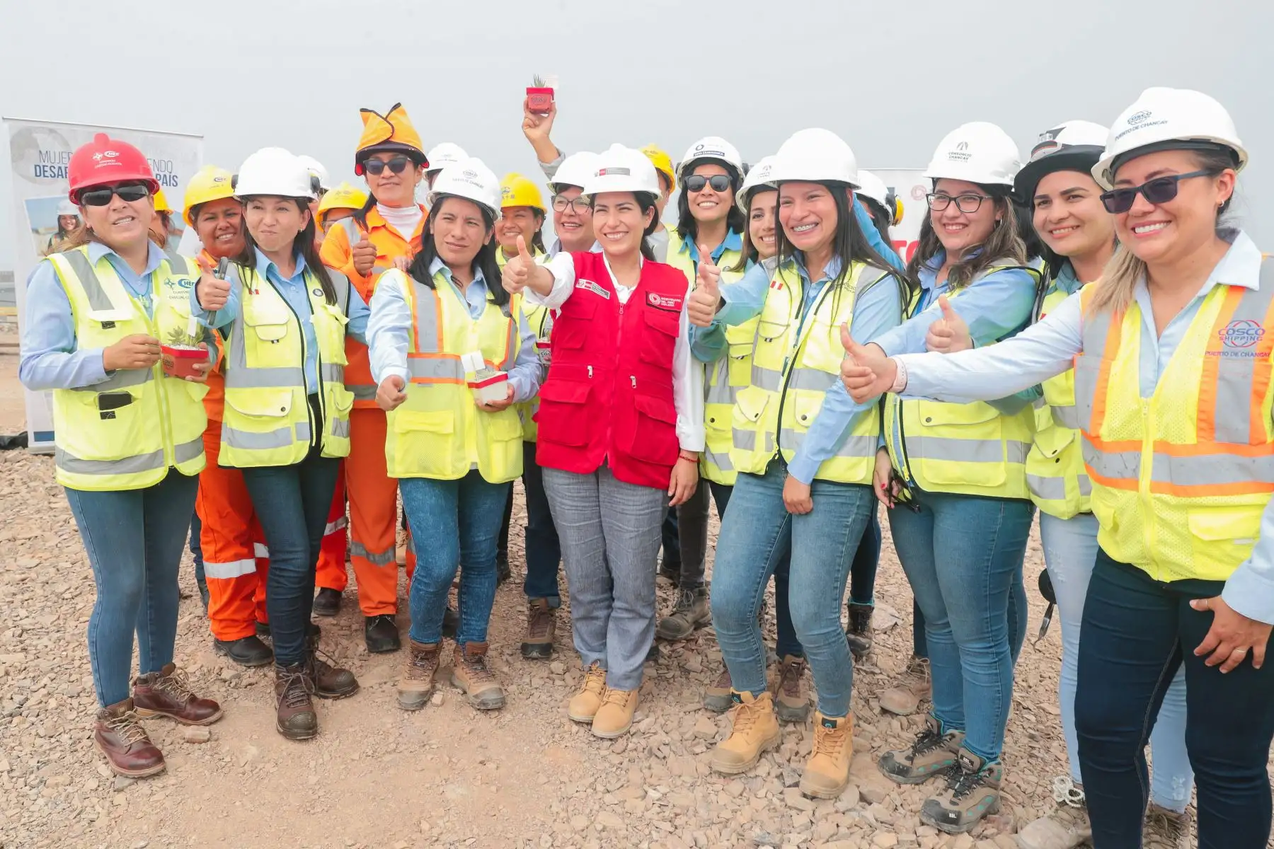 En el Día Internacional de la Mujer, la ministra Paola Lazarte realizó una inspección de las obras en el Terminal Portuario de Chancay, en Huaral. La titular del sector recorrió, junto a las trabajadoras, las diversas etapas del megaproyecto.
Foto: ANDINA/MTC