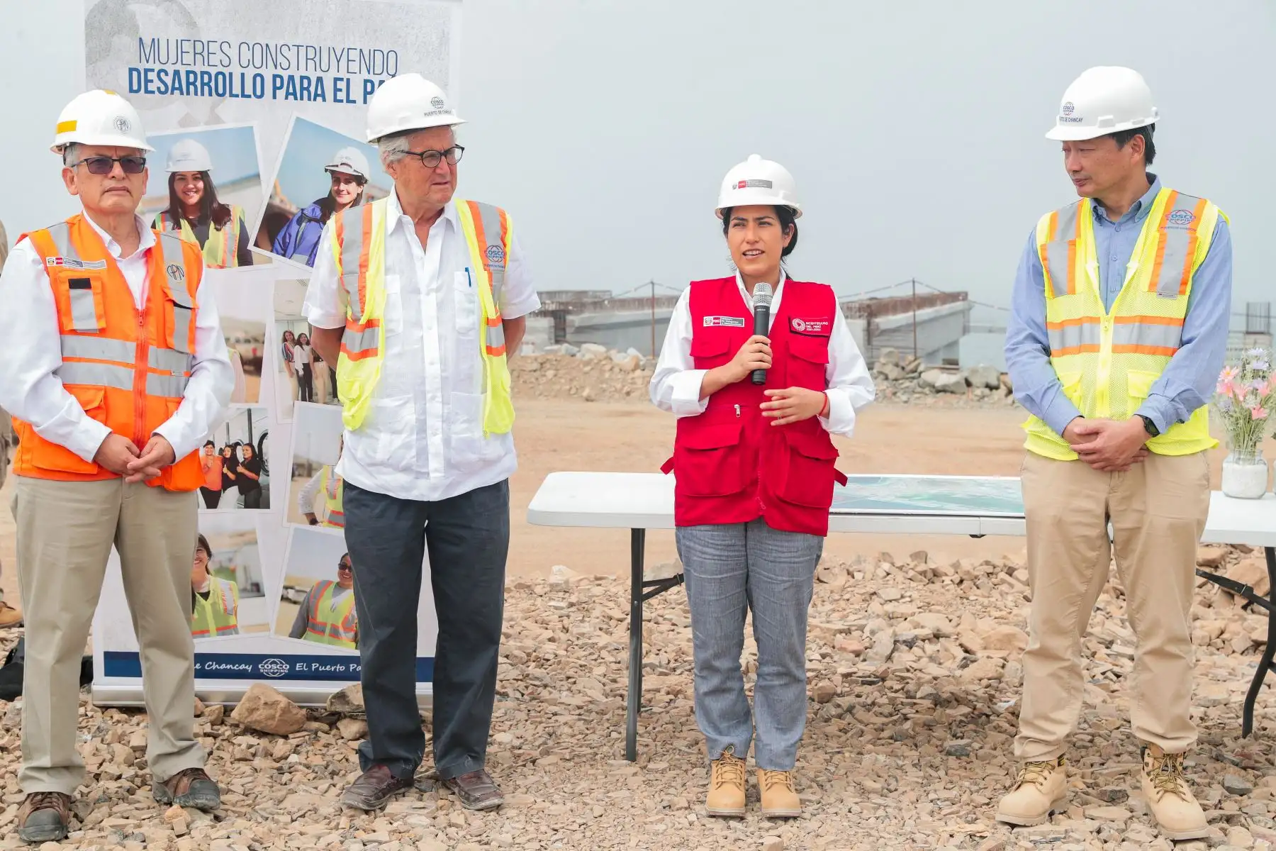 En el Día Internacional de la Mujer, la ministra Paola Lazarte realizó una inspección de las obras en el Terminal Portuario de Chancay, en Huaral. La titular del sector recorrió, junto a las trabajadoras, las diversas etapas del megaproyecto.
Foto: ANDINA/MTC