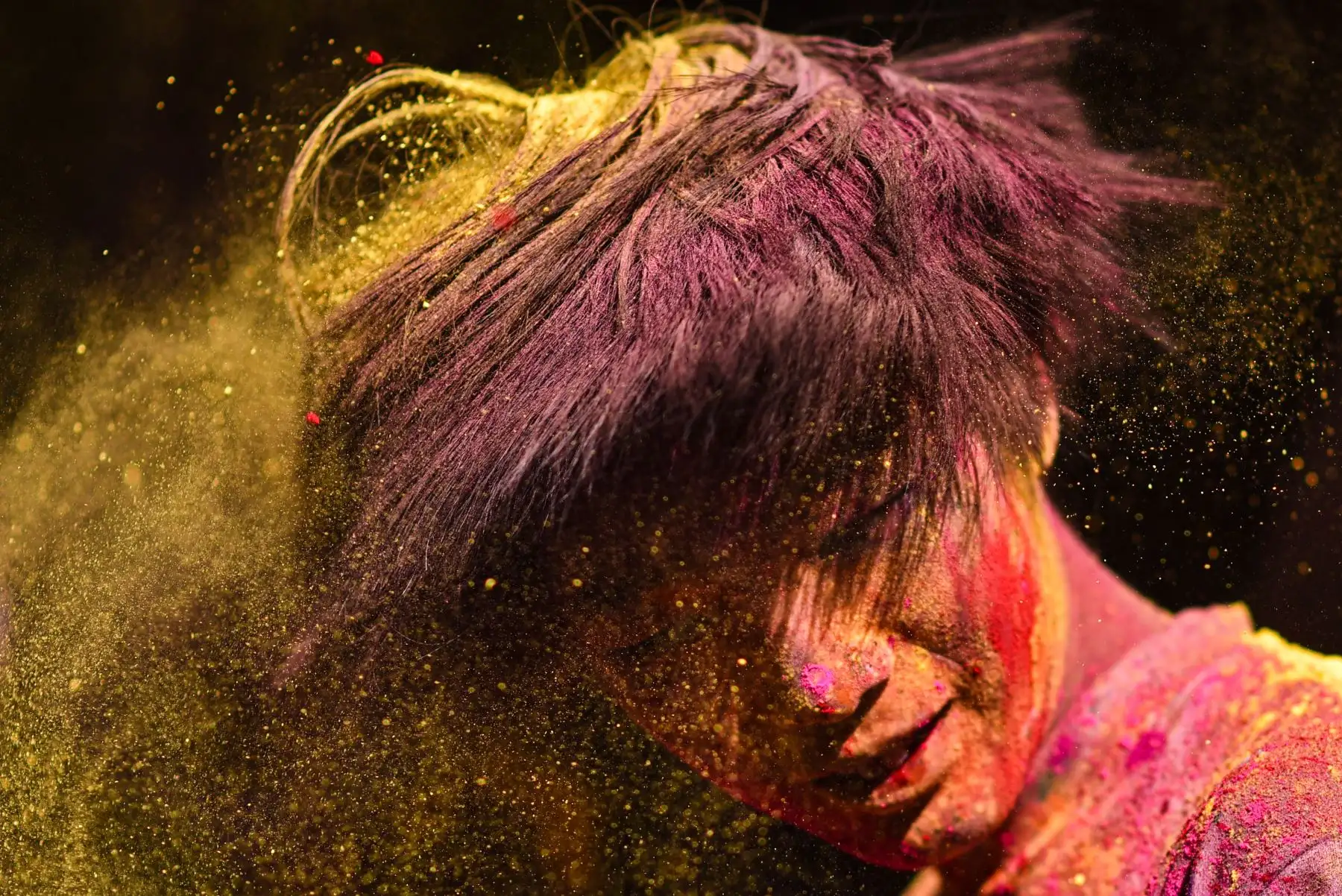 Un juerguista manchado con polvo coloreado sacude la cabeza durante las celebraciones del festival Holi en Chennai, India, el 8 de marzo de 2023. 
Foto: EFE