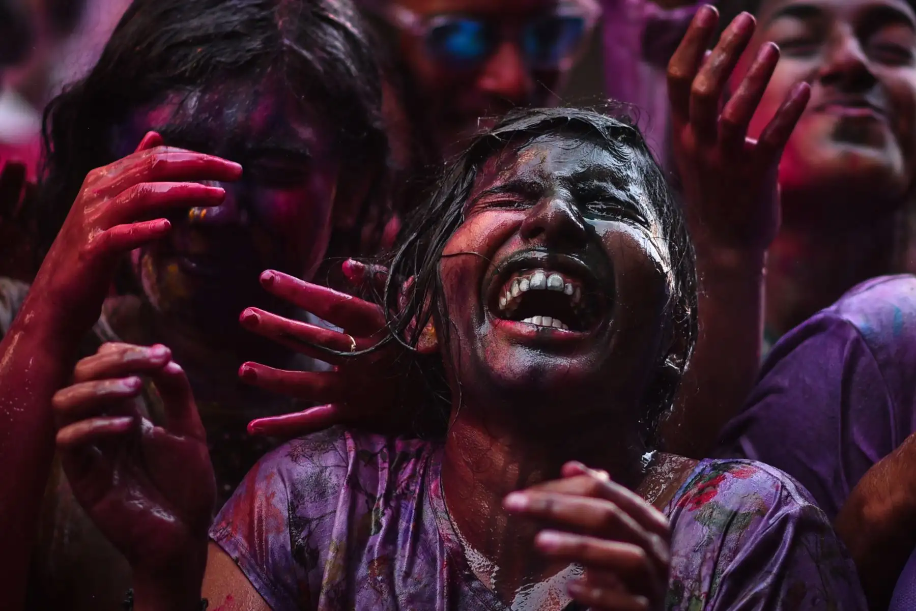 Juerguistas teñidos con polvo de colores animan durante las celebraciones del festival Holi en Chennai, India, el 8 de marzo de 2023. 
Foto: EFE