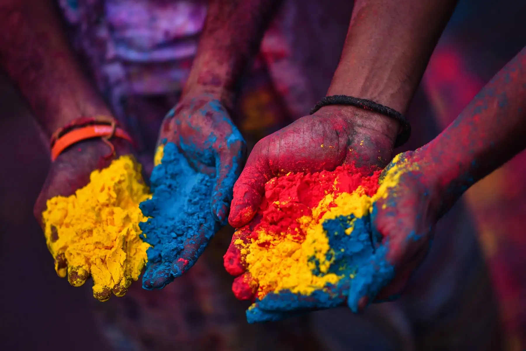 Juerguistas sostienen polvo coloreado durante las celebraciones del festival Holi en Chennai, India, el 8 de marzo de 2023. 
Foto: EFE