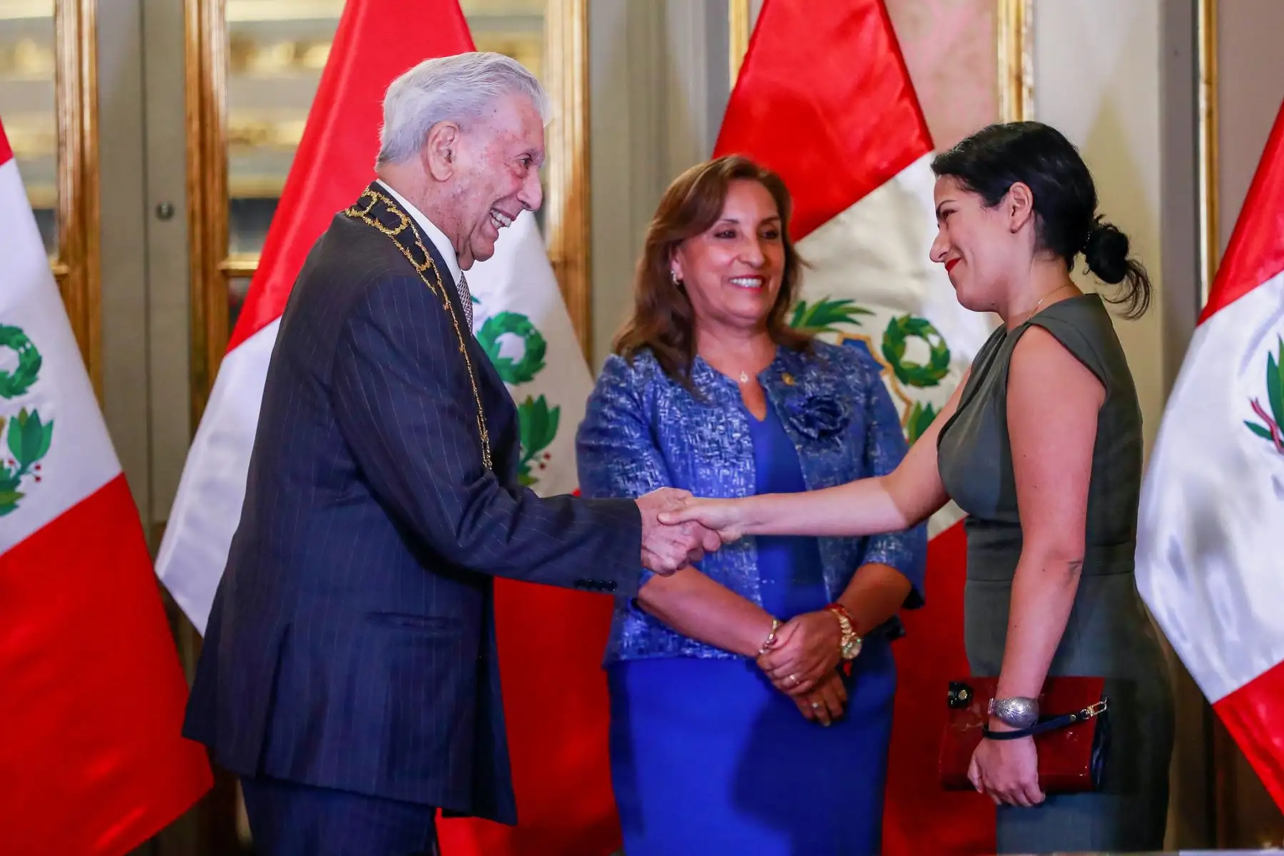 La presidenta de la República, Dina Boluarte, condecoró al Nobel de Literatura, Mario Vargas Llosa, con la Orden El Sol del Perú en el grado de Gran Collar, en mérito a su destacada trayectoria, que lo ha convertido en una personalidad universalmente reconocida.

Foto: ANDINA/Presidencia Perú