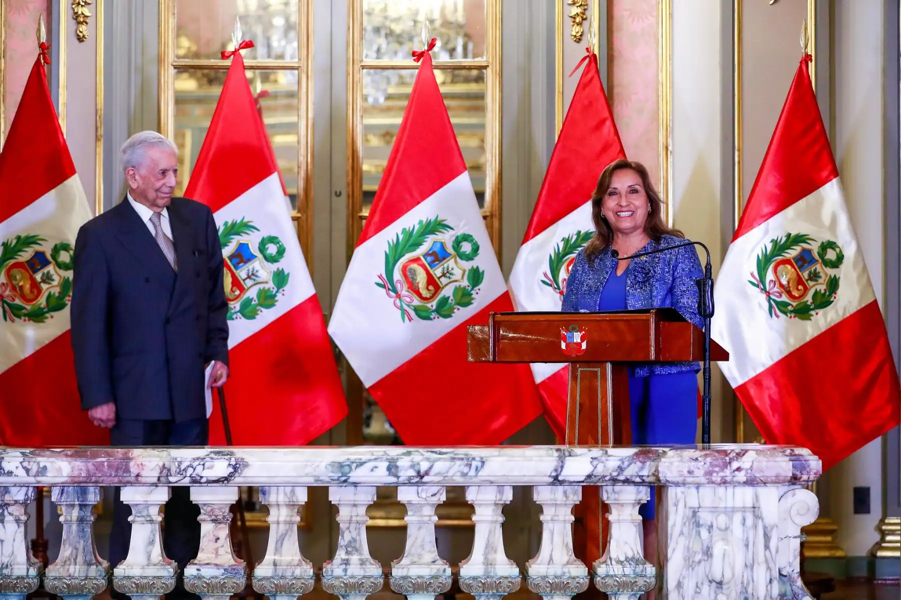 La presidenta de la República, Dina Boluarte, condecoró al Nobel de Literatura, Mario Vargas Llosa, con la Orden El Sol del Perú en el grado de Gran Collar, en mérito a su destacada trayectoria, que lo ha convertido en una personalidad universalmente reconocida.

Foto: ANDINA/Presidencia Perú