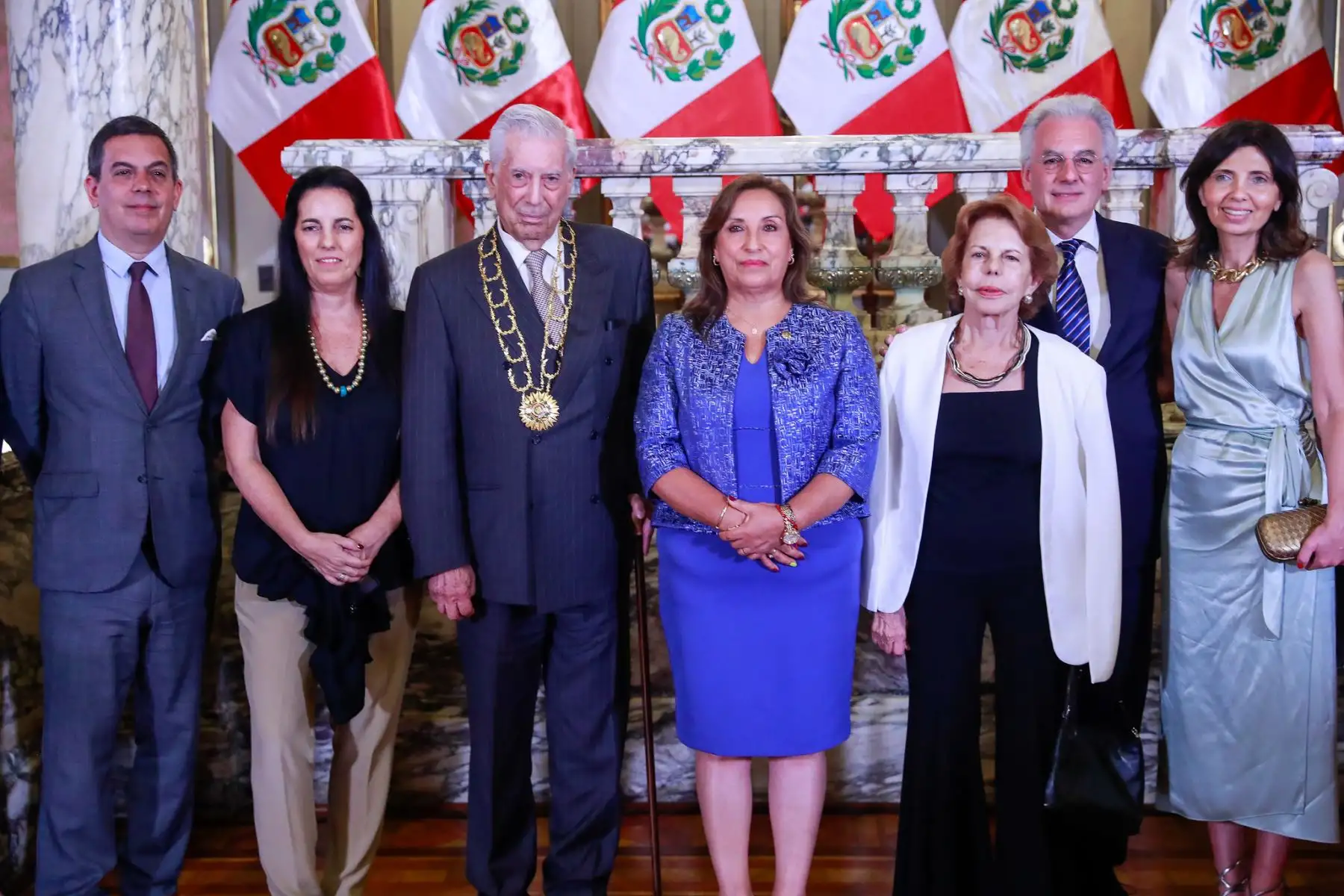 La presidenta de la República, Dina Boluarte, condecoró al Nobel de Literatura, Mario Vargas Llosa, con la Orden El Sol del Perú en el grado de Gran Collar, en mérito a su destacada trayectoria, que lo ha convertido en una personalidad universalmente reconocida.

Foto: ANDINA/Presidencia Perú