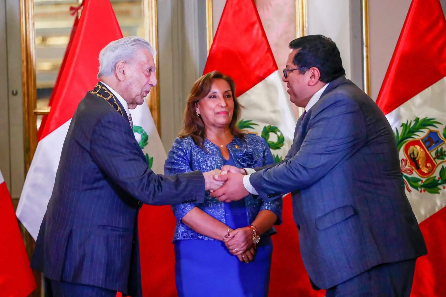 La presidenta de la República, Dina Boluarte, condecoró al Nobel de Literatura, Mario Vargas Llosa, con la Orden El Sol del Perú en el grado de Gran Collar, en mérito a su destacada trayectoria, que lo ha convertido en una personalidad universalmente reconocida.

Foto: ANDINA/Presidencia Perú