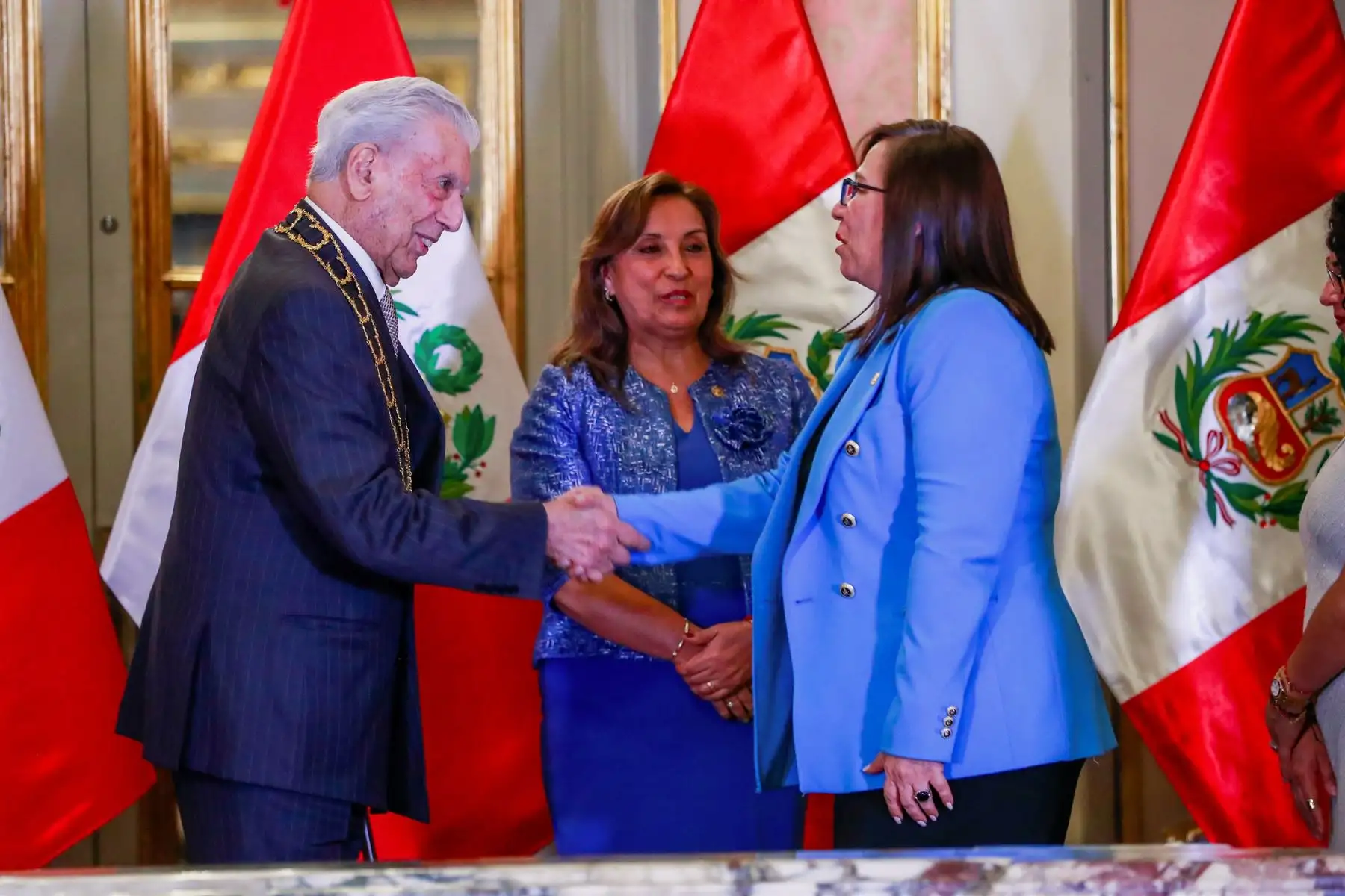 La presidenta de la República, Dina Boluarte, condecoró al Nobel de Literatura, Mario Vargas Llosa, con la Orden El Sol del Perú en el grado de Gran Collar, en mérito a su destacada trayectoria, que lo ha convertido en una personalidad universalmente reconocida.

Foto: ANDINA/Presidencia Perú