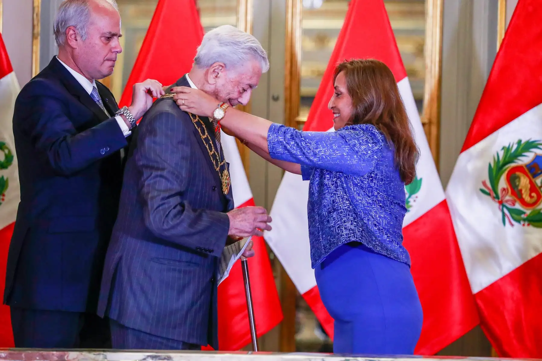 La presidenta de la República, Dina Boluarte, condecoró al Nobel de Literatura, Mario Vargas Llosa, con la Orden El Sol del Perú en el grado de Gran Collar, en mérito a su destacada trayectoria, que lo ha convertido en una personalidad universalmente reconocida.

Foto: ANDINA/Presidencia Perú