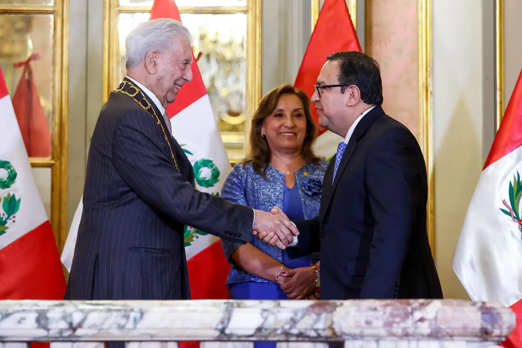 La presidenta de la República, Dina Boluarte, condecoró al Nobel de Literatura, Mario Vargas Llosa, con la Orden El Sol del Perú en el grado de Gran Collar, en mérito a su destacada trayectoria, que lo ha convertido en una personalidad universalmente reconocida.

Foto: ANDINA/Presidencia Perú