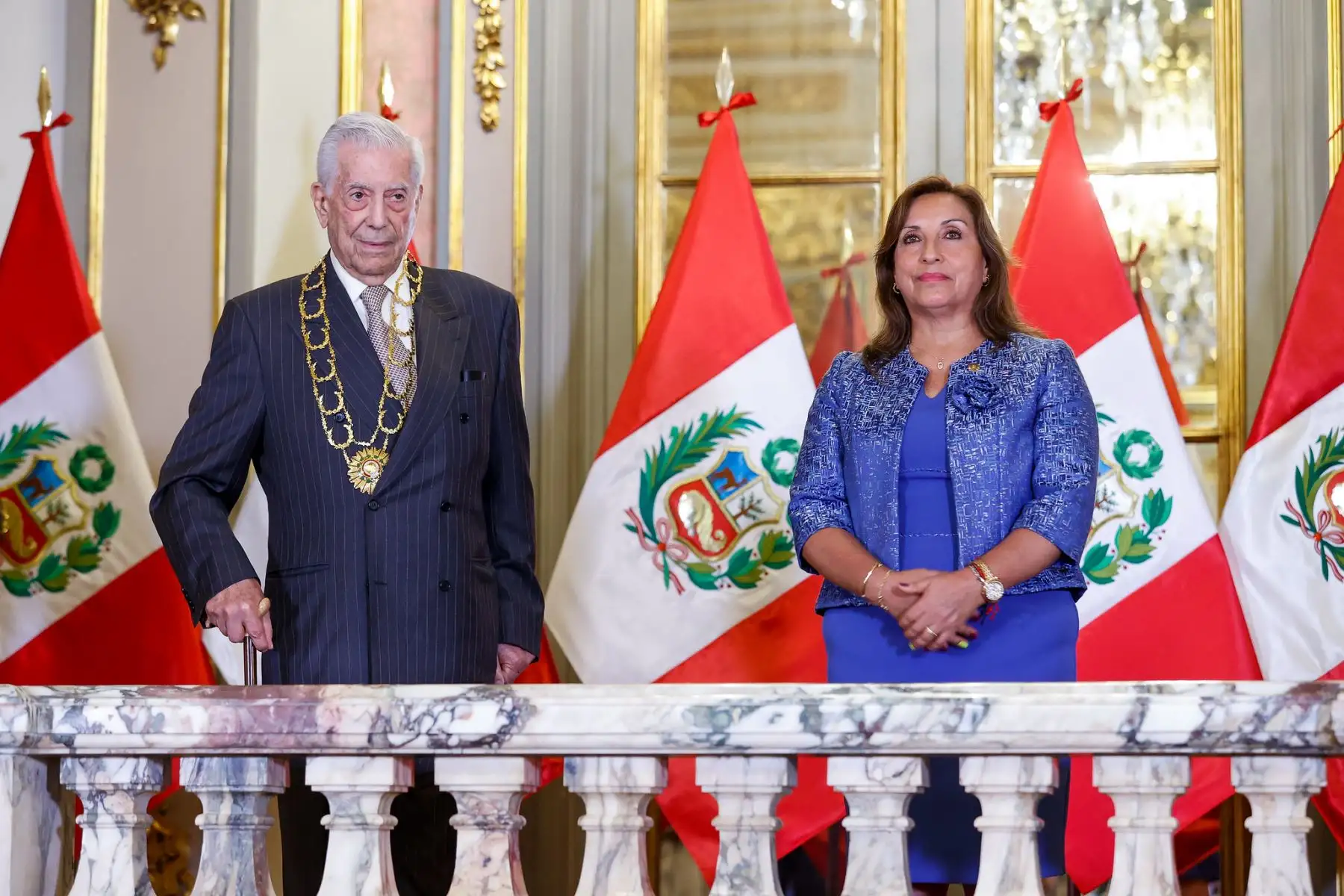 La presidenta de la República, Dina Boluarte, condecoró al Nobel de Literatura, Mario Vargas Llosa, con la Orden El Sol del Perú en el grado de Gran Collar, en mérito a su destacada trayectoria, que lo ha convertido en una personalidad universalmente reconocida.

Foto: ANDINA/Presidencia Perú