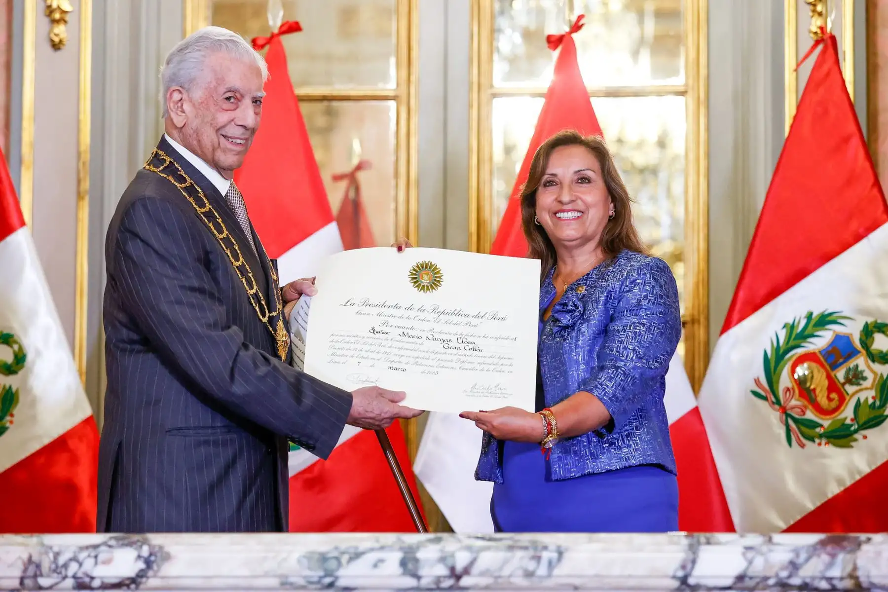 La presidenta de la República, Dina Boluarte, condecoró al Nobel de Literatura, Mario Vargas Llosa, con la Orden El Sol del Perú en el grado de Gran Collar, en mérito a su destacada trayectoria, que lo ha convertido en una personalidad universalmente reconocida.

Foto: ANDINA/Presidencia Perú