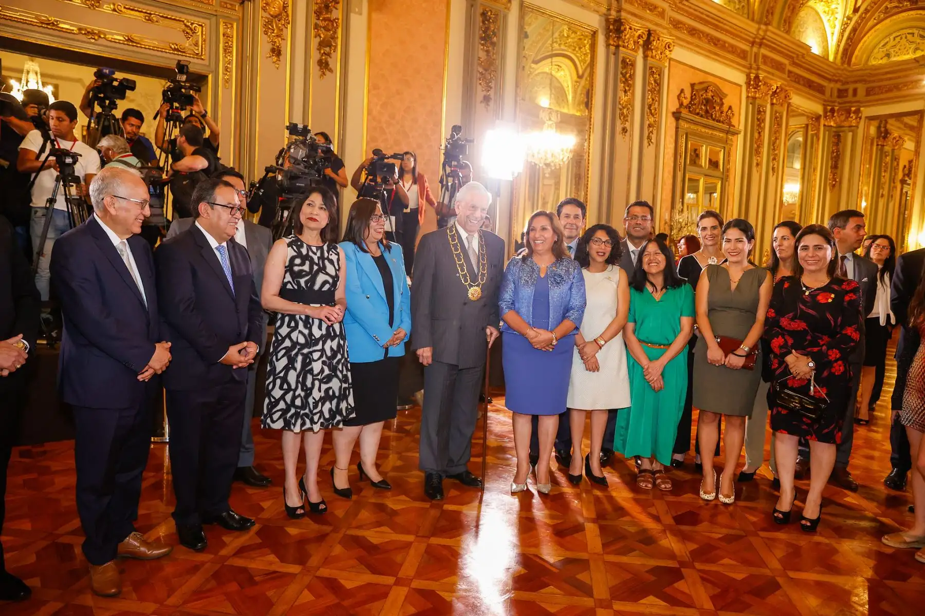 La presidenta de la República, Dina Boluarte, condecoró al Nobel de Literatura, Mario Vargas Llosa, con la Orden El Sol del Perú en el grado de Gran Collar, en mérito a su destacada trayectoria, que lo ha convertido en una personalidad universalmente reconocida.

Foto: ANDINA/Presidencia Perú