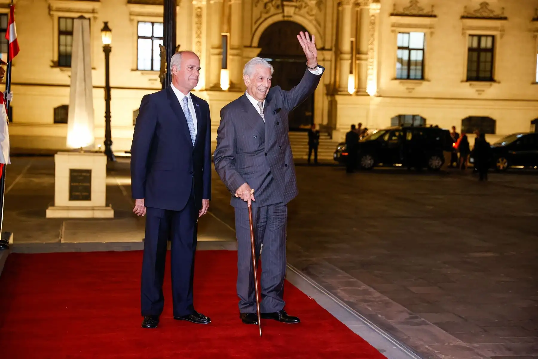 La presidenta de la República, Dina Boluarte, condecoró al Nobel de Literatura, Mario Vargas Llosa, con la Orden El Sol del Perú en el grado de Gran Collar, en mérito a su destacada trayectoria, que lo ha convertido en una personalidad universalmente reconocida.

Foto: ANDINA/Presidencia Perú