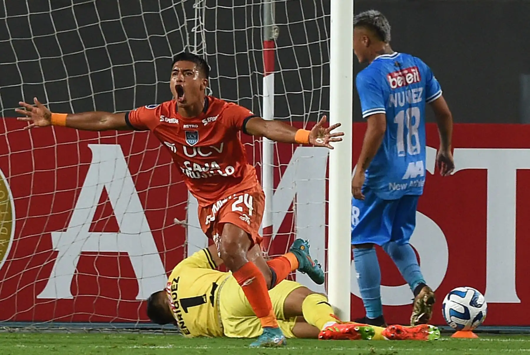 El mediocampista de César Vallejo, Aldo Olaya, celebra después de anotar un gol durante el partido de fútbol de la primera etapa de la Copa Sudamericana entre César Vallejo de Perú y Binacional de Perú, en el estadio Nacional de Lima, el 8 de marzo de 2023.
Foto: AFP