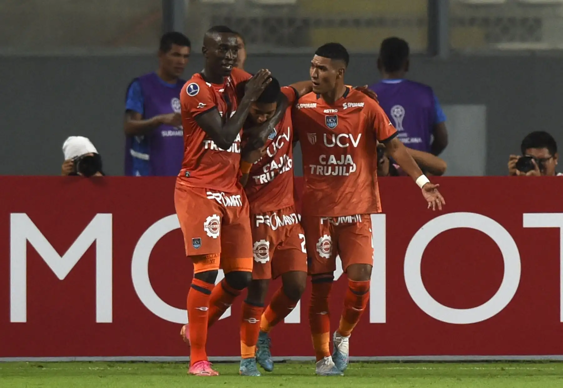 Los jugadores de César Vallejo celebran después de anotar un gol durante el partido de fútbol de la primera etapa de la Copa Sudamericana entre César Vallejo de Perú y Binacional de Perú, en el estadio Nacional de Lima, el 8 de marzo de 2023.
Foto: AFP