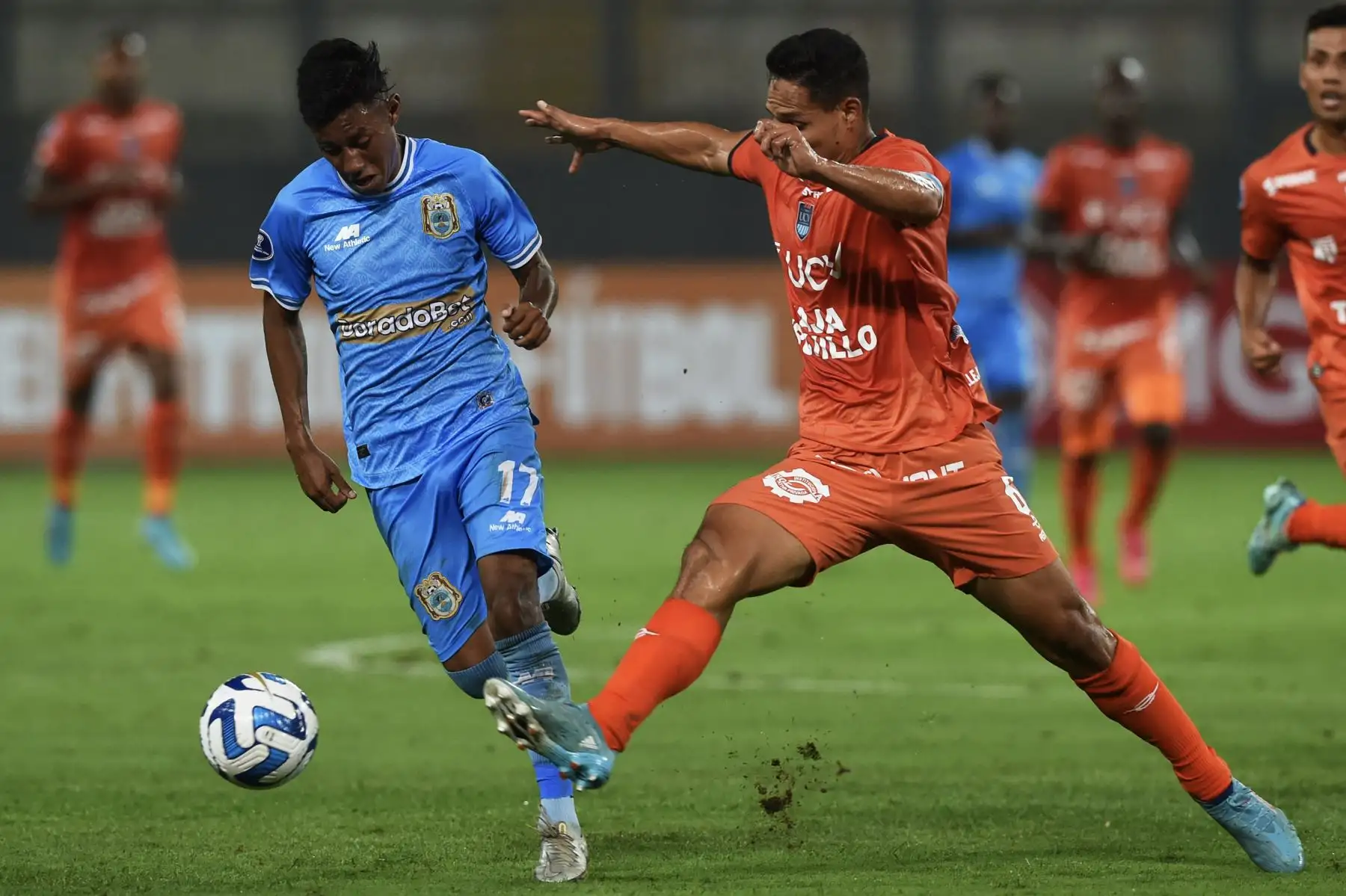 El mediocampista de Binacional, Brandon Palacios, y el defensa de César Vallejo, Renzo Garcés (der.), disputan el balón durante el partido de fútbol de la primera etapa de la Copa Sudamericana entre César Vallejo de Perú y Binacional de Perú, en el estadio Nacional de Lima, el 8 de marzo de 2023.
Foto: AFP