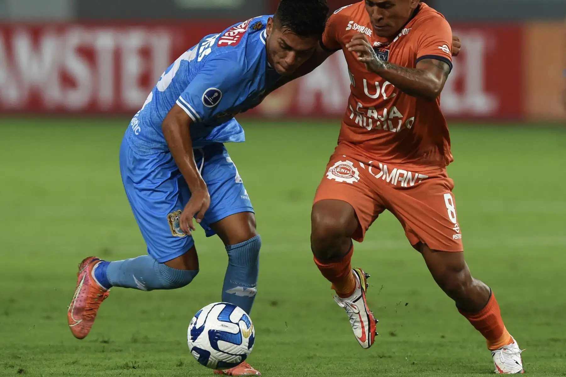 El delantero de Binacional, Jefferson Cáceres, y el mediocampista de César Vallejo, Frank Ysique (derecha), compiten por el balón durante el partido de fútbol de la primera etapa de la Copa Sudamericana entre César Vallejo de Perú y Binacional de Perú, en el estadio Nacional de Lima, el 8 de marzo de 2023.
Foto:AFP
