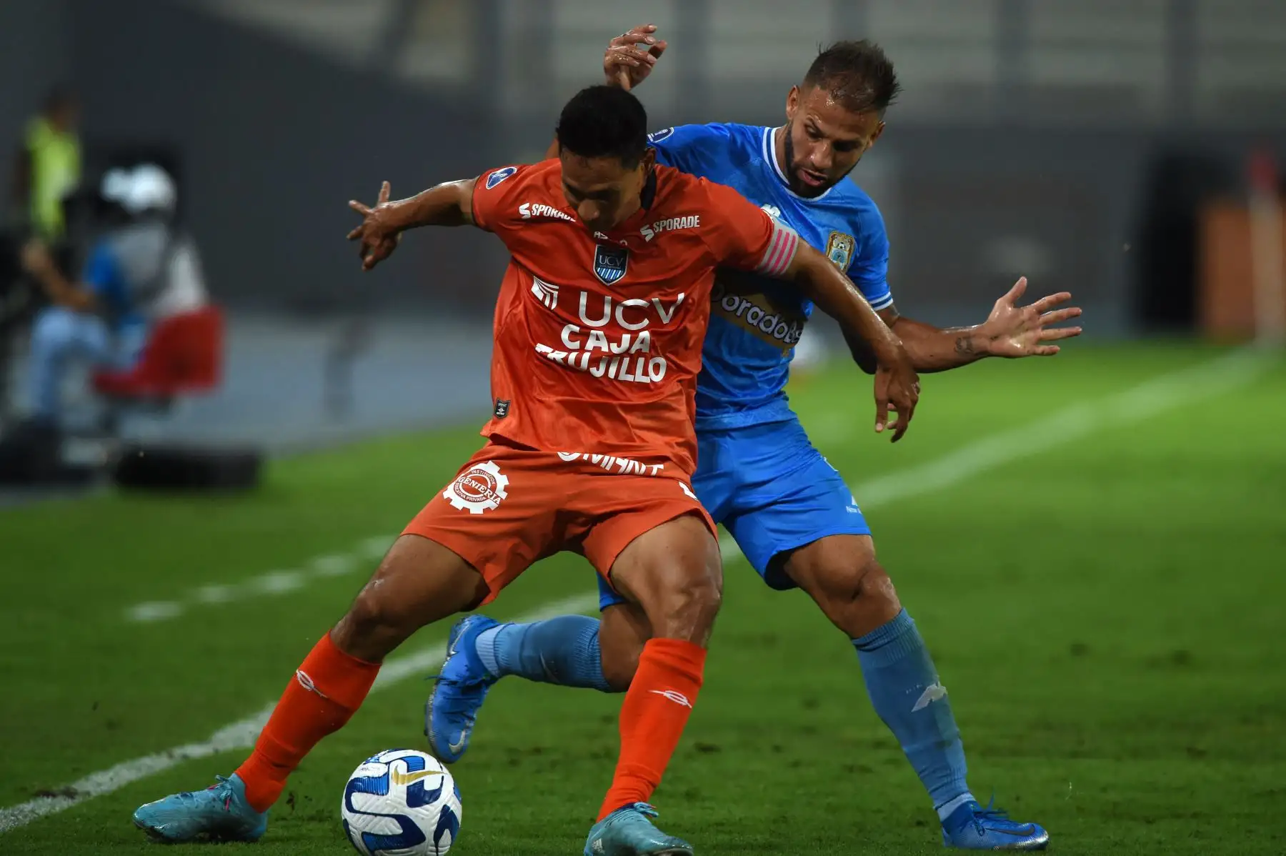 El defensor de César Vallejo, Renzo Garcés, y el delantero colombiano de Binacional, Brayan Fernández, compiten por el balón durante el partido de fútbol de la primera etapa de la Copa Sudamericana entre César Vallejo de Perú y Binacional de Perú, en el estadio Nacional de Lima, el 8 de marzo de 2023.
Foto: AFP