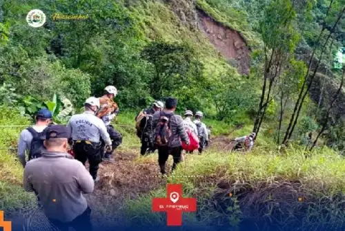 Brigadas trabajan desde ayer para poder rescatarlos con vida.