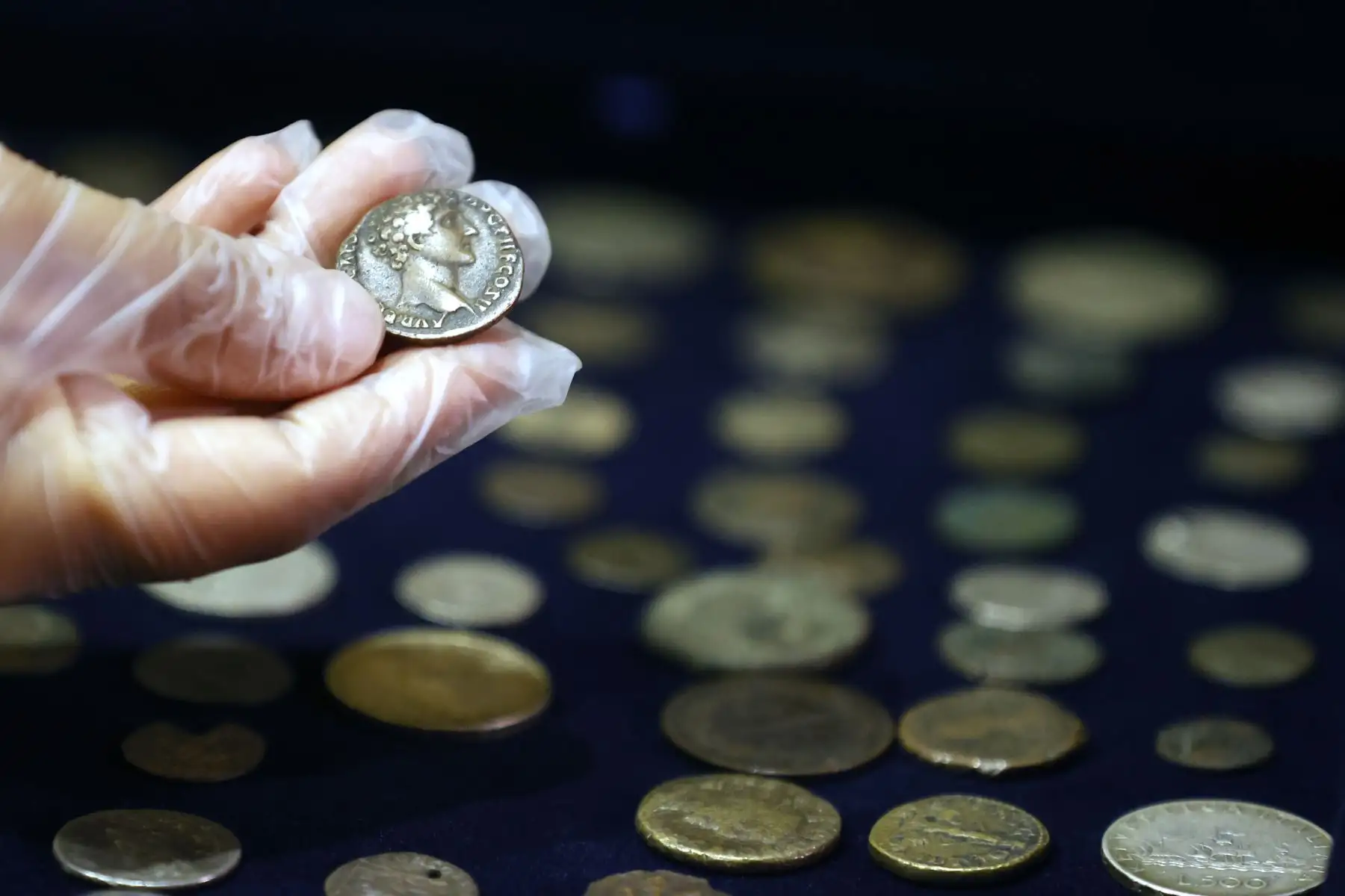 Esta colección está conformada, entre otras, por 42 monedas de la época romana imperial, que datarían del siglo II al siglo IV d.C. Esta entrega se da gracias a la labor conjunta de autoridades aduaneras y policiales. Cancillería y Ministerio de Cultura entregan colección de monedas con alto valor histórico a Embajada de Italia en Perú. Foto: 
Foto: ANDINA/Vidal Tarqui