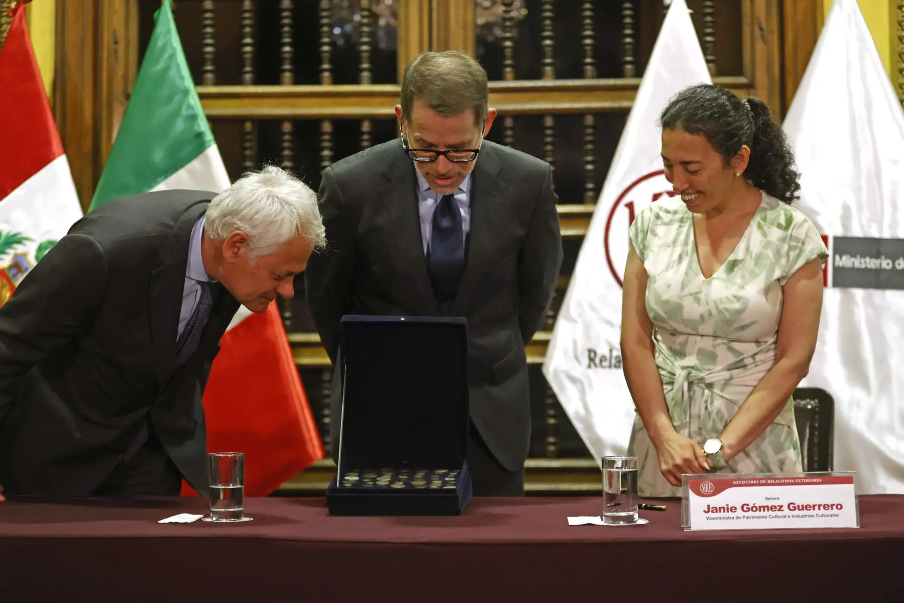 Janie Gómez Guerrero Viceministra de Patrimonio Cultural e Industrias Culturales de la Cancillería del Perú y Giancarlo María Curio Embajador de la República Italiana en el Perú hace entrega de colección de monedas antiguas de procedencia Italiana al embajador de dicho País.
Foto: ANDINA/Vidal Tarqui