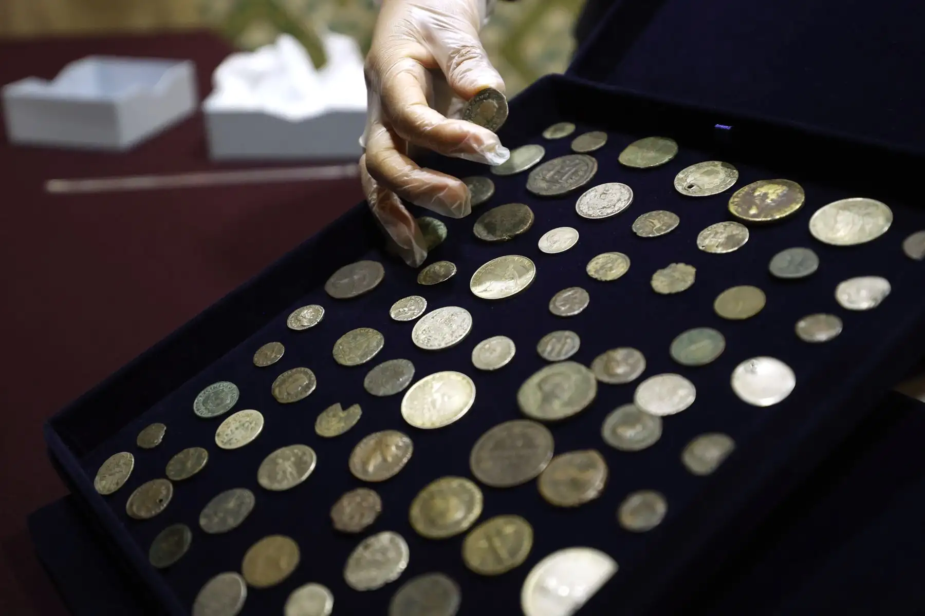 Esta colección está conformada, entre otras, por 42 monedas de la época romana imperial, que datarían del siglo II al siglo IV d.C. Esta entrega se da gracias a la labor conjunta de autoridades aduaneras y policiales. Cancillería y Ministerio de Cultura entregan colección de monedas con alto valor histórico a Embajada de Italia en Perú. Foto: 
Foto: ANDINA/Vidal Tarqui
