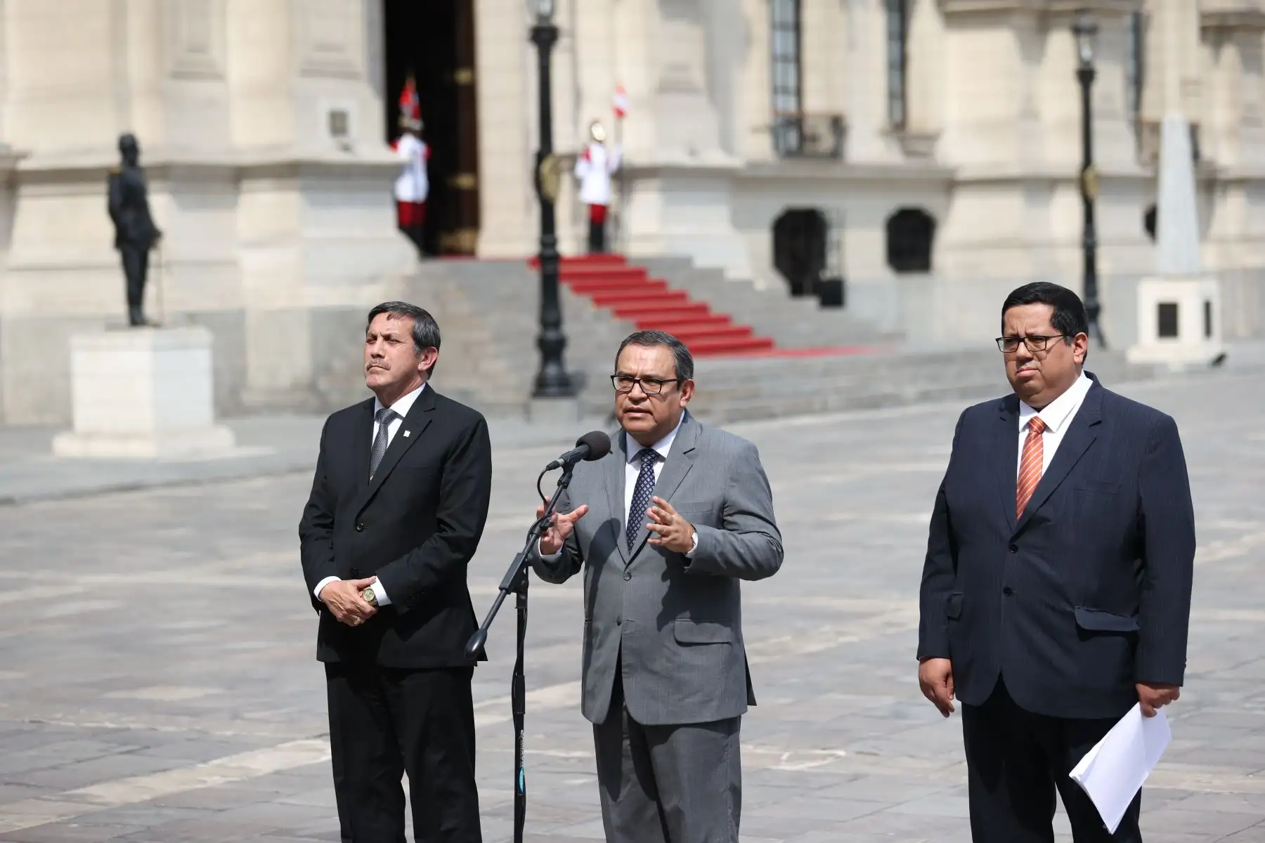 El titular de la PCM, Alberto Otárola, realizó una conferencia de prensa acompañado de los ministros de Defensa, Jorge Chávez, y de Economía y Finanzas, Álex Contreras, para anunciar los cuerdos tomados en la sesión del Consejo de Ministros de hoy.
Foto: ANDINA/PCM