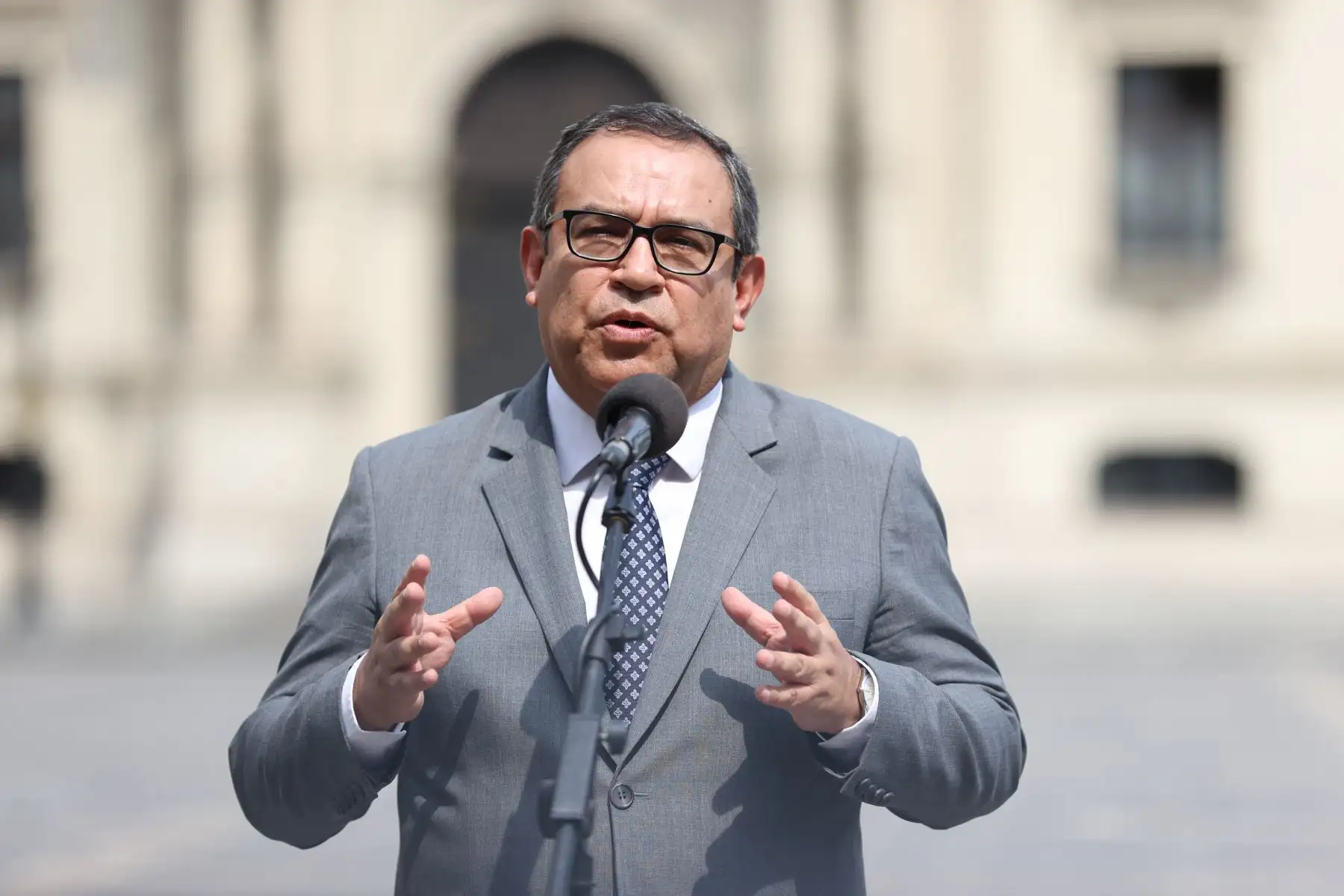 El titular de la PCM, Alberto Otárola, realizó una conferencia de prensa acompañado de los ministros de Defensa, Jorge Chávez, y de Economía y Finanzas, Álex Contreras, para anunciar los cuerdos tomados en la sesión del Consejo de Ministros de hoy.
Foto: ANDINA/PCM
