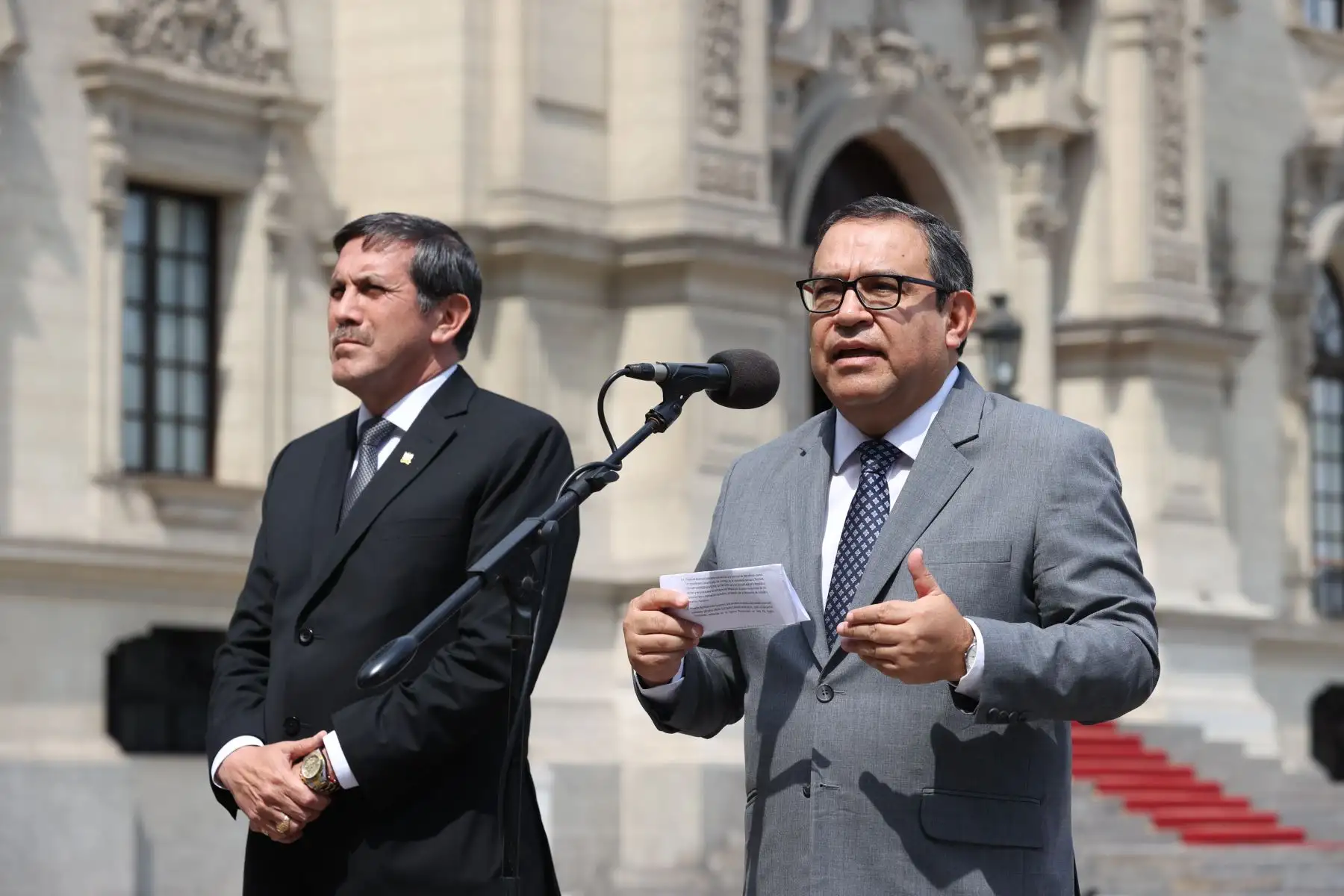 El titular de la PCM, Alberto Otárola, realizó una conferencia de prensa acompañado de los ministros de Defensa, Jorge Chávez, y de Economía y Finanzas, Álex Contreras, para anunciar los cuerdos tomados en la sesión del Consejo de Ministros de hoy.
Foto: ANDINA/PCM