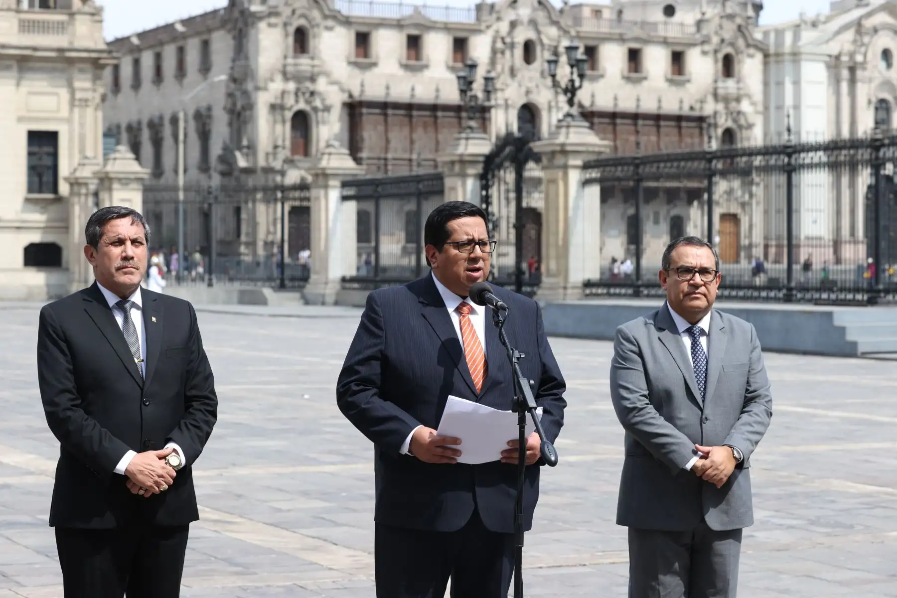 El titular de la PCM, Alberto Otárola, realizó una conferencia de prensa acompañado de los ministros de Defensa, Jorge Chávez, y de Economía y Finanzas, Álex Contreras, para anunciar los cuerdos tomados en la sesión del Consejo de Ministros de hoy.
Foto: ANDINA/PCM