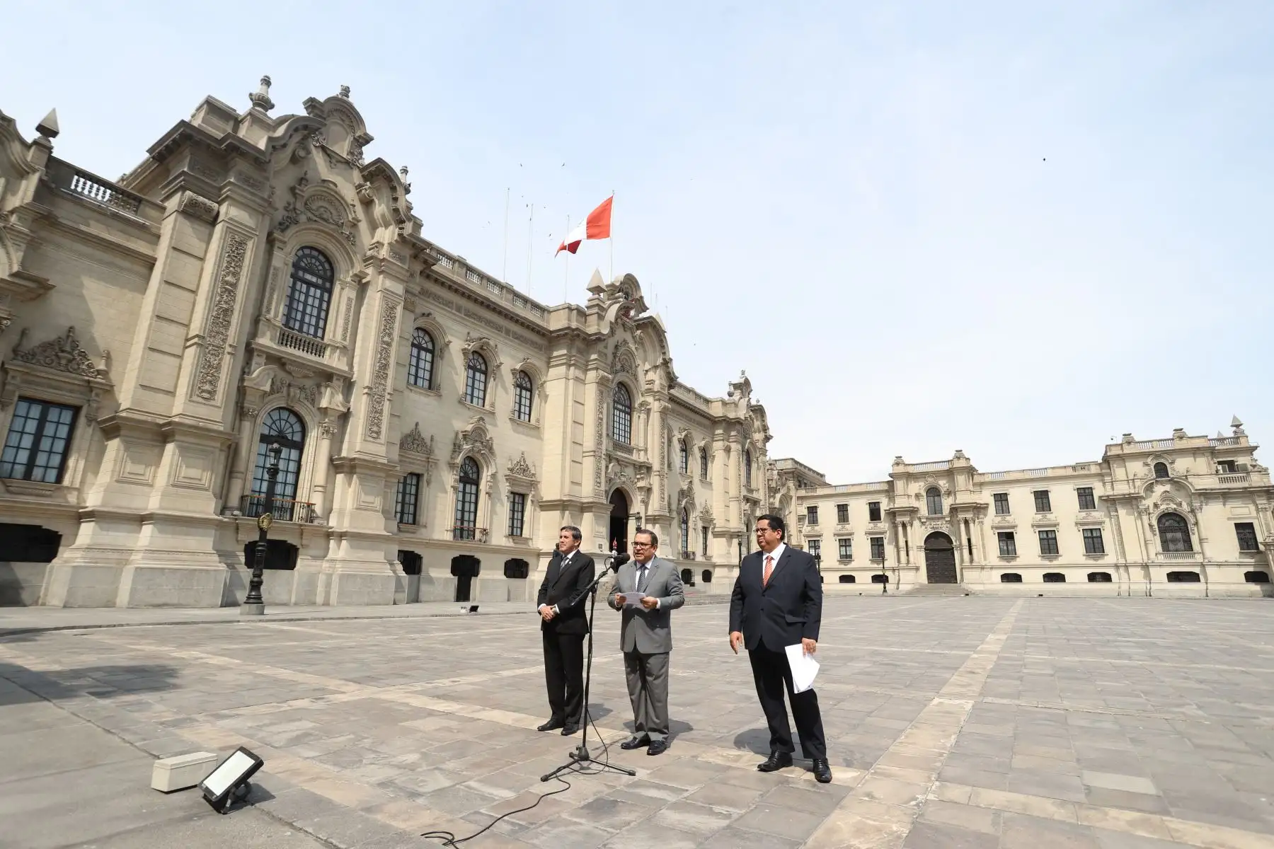 El titular de la PCM, Alberto Otárola, realizó una conferencia de prensa acompañado de los ministros de Defensa, Jorge Chávez, y de Economía y Finanzas, Álex Contreras, para anunciar los cuerdos tomados en la sesión del Consejo de Ministros de hoy.
Foto: ANDINA/PCM