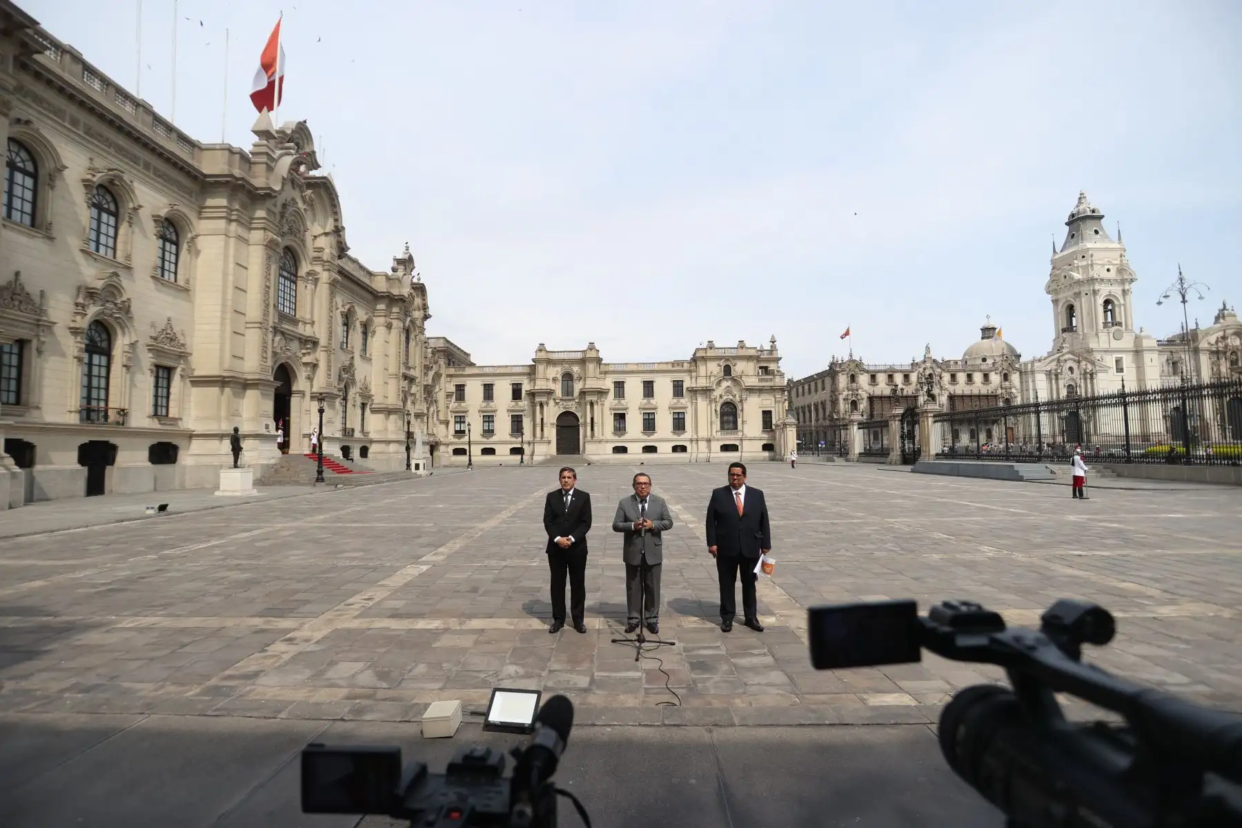 El titular de la PCM, Alberto Otárola, realizó una conferencia de prensa acompañado de los ministros de Defensa, Jorge Chávez, y de Economía y Finanzas, Álex Contreras, para anunciar los cuerdos tomados en la sesión del Consejo de Ministros de hoy.
Foto: ANDINA/PCM