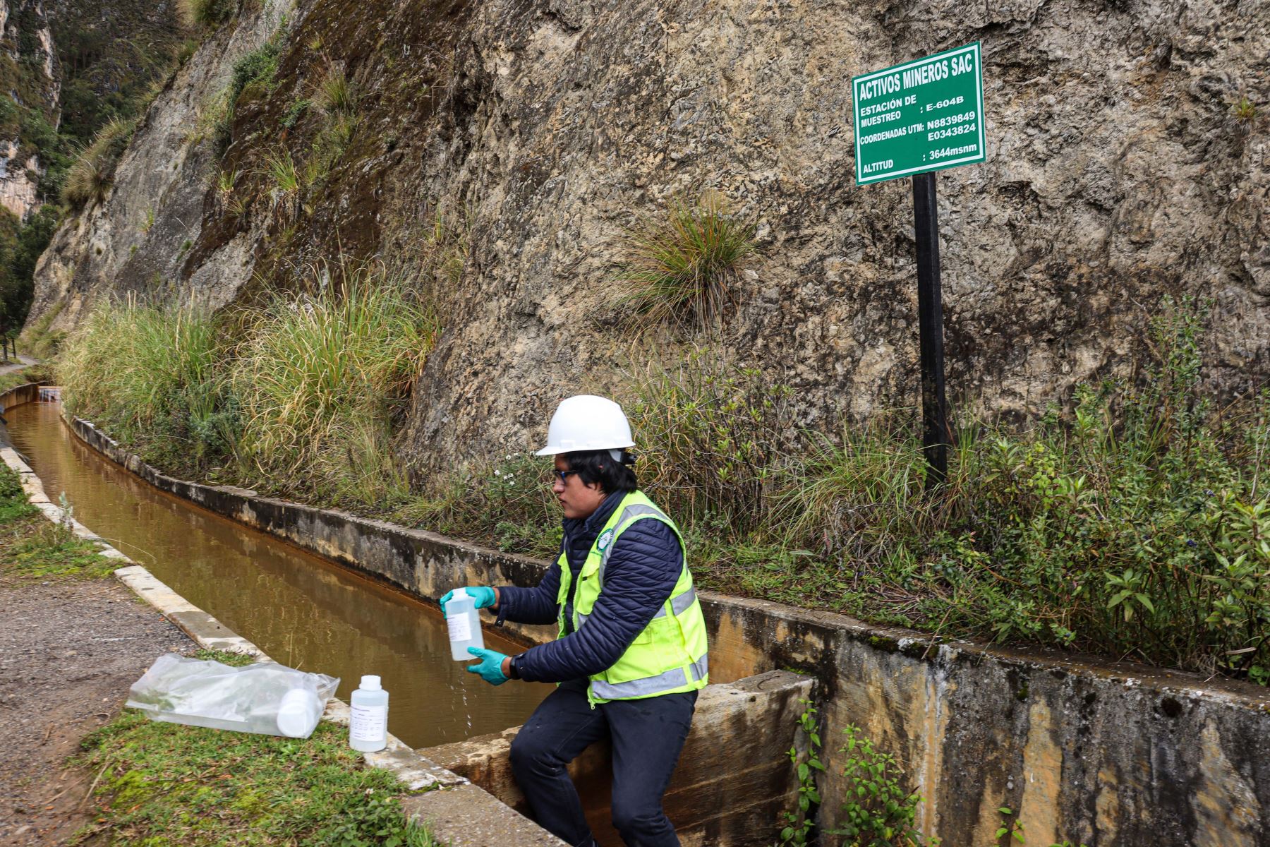El monitoreo ambiental de la calidad del agua y los efluentes de las plantas de tratamiento del proyecto Azalia y Pucará, región Pasco, se hace cada mes. Foto: ANDINA/AMSAC