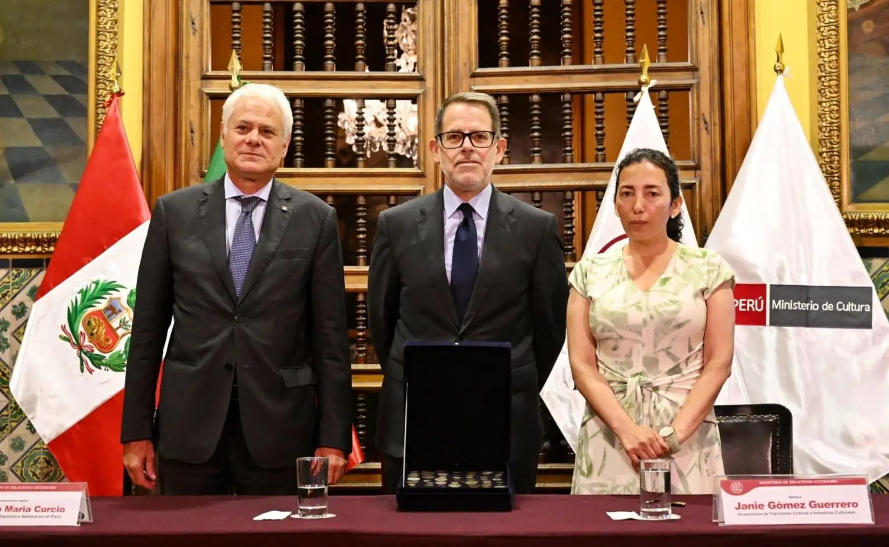 El Vicecanciller Ignacio Higueras y la Viceministra de Patrimonio Cultural e Industrias Culturales, Janie Gómez, lideraron la ceremonia de entrega de 73 monedas con alto valor histórico a la Embajada de Italia en Perú. Cancillería y Ministerio de Cultura entregan colección de monedas con alto valor histórico a Embajada de Italia en Perú. Foto: ANDINA/Ministerio de Relaciones Exteriores