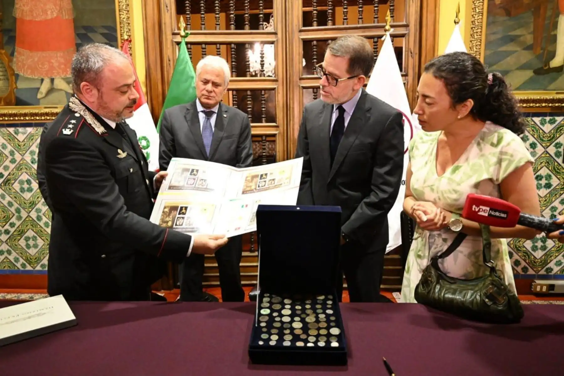 Esta colección está conformada, entre otras, por 42 monedas de la época romana imperial, que datarían del siglo II al siglo IV d.C. Esta entrega se da gracias a la labor conjunta de autoridades aduaneras y policiales. Cancillería y Ministerio de Cultura entregan colección de monedas con alto valor histórico a Embajada de Italia en Perú. Foto: ANDINA/Ministerio de Relaciones Exteriores