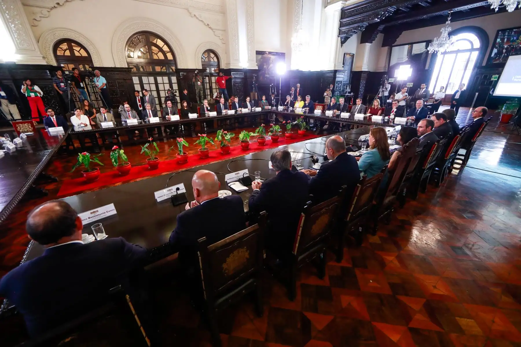 Presidenta Dina Boluarte sostuvo reunión de trabajo con el Consejo Empresarial Chileno-Peruano de manera presencial luego de 3 años. La cita tuvo lugar en el Palacio de Gobierno.
Foto: ANDINA/Presidencia Perú