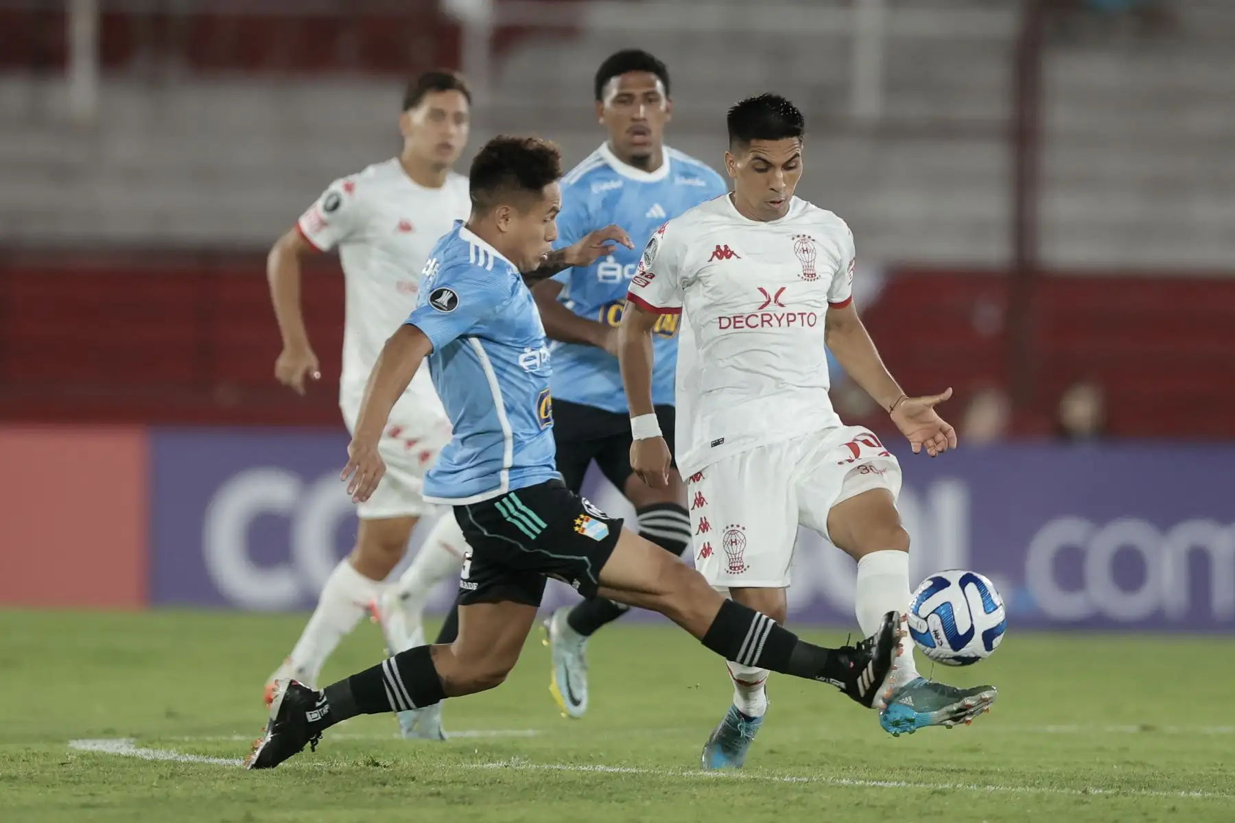Jonás Acevedo de Huracán disputa el balón con Jesús Pretell de Sporting hoy, en un partido de la Copa Libertadores entre Huracan y Sporting Cristal en el estadio Tomás Adolfo Ducó en Buenos Aires, Argentina.
Foto: EFE
