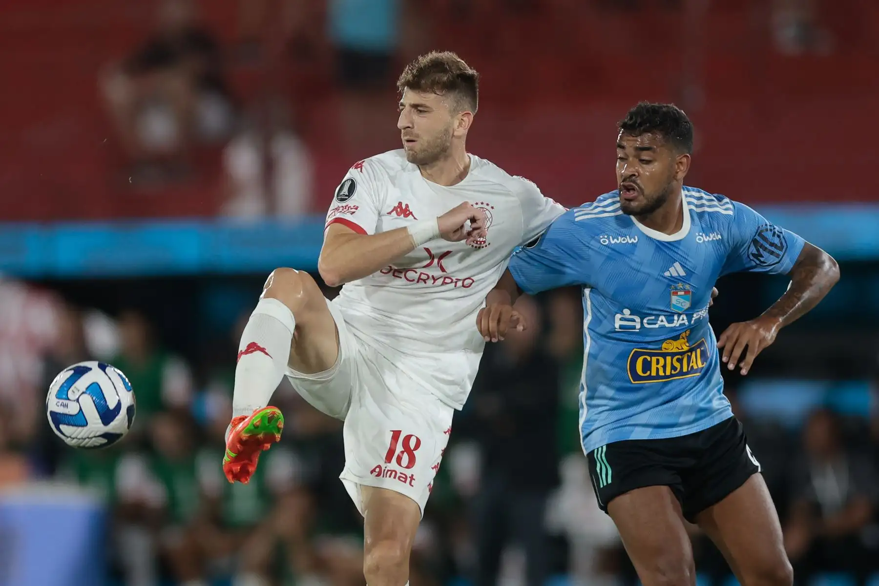 Juan Gauto de Huracán disputa el balón con Jesús Pretell de Sporting hoy, en un partido de la Copa Libertadores entre Huracan y Sporting Cristal en el estadio Tomás Adolfo Ducó en Buenos Aires, Argentina.
Foto: EFE
