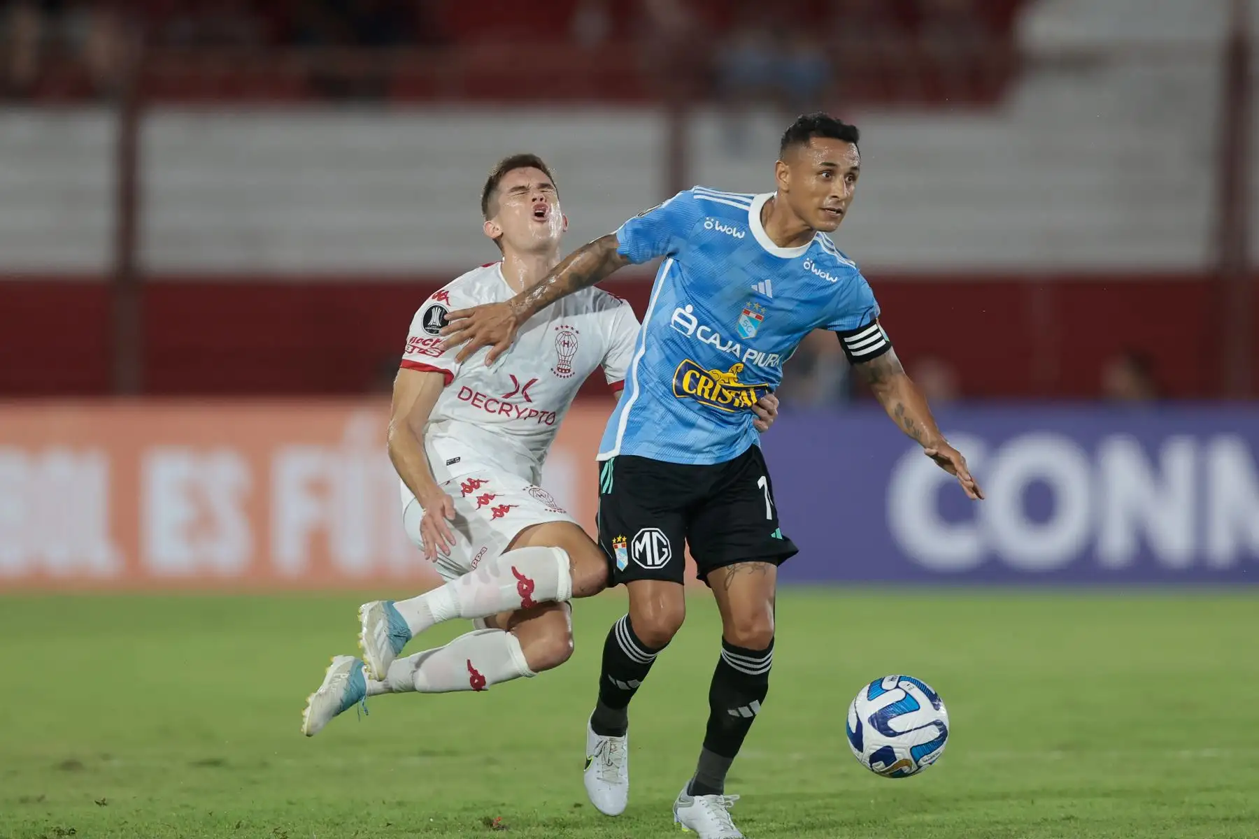 Guillermo Soto de Huracán disputa el balón con Yoshimar Yotún de Sporting hoy, en un partido de la Copa Libertadores entre Huracan y Sporting Cristal en el estadio Tomás Adolfo Ducó en Buenos Aires, Argentina.
Foto: EFE