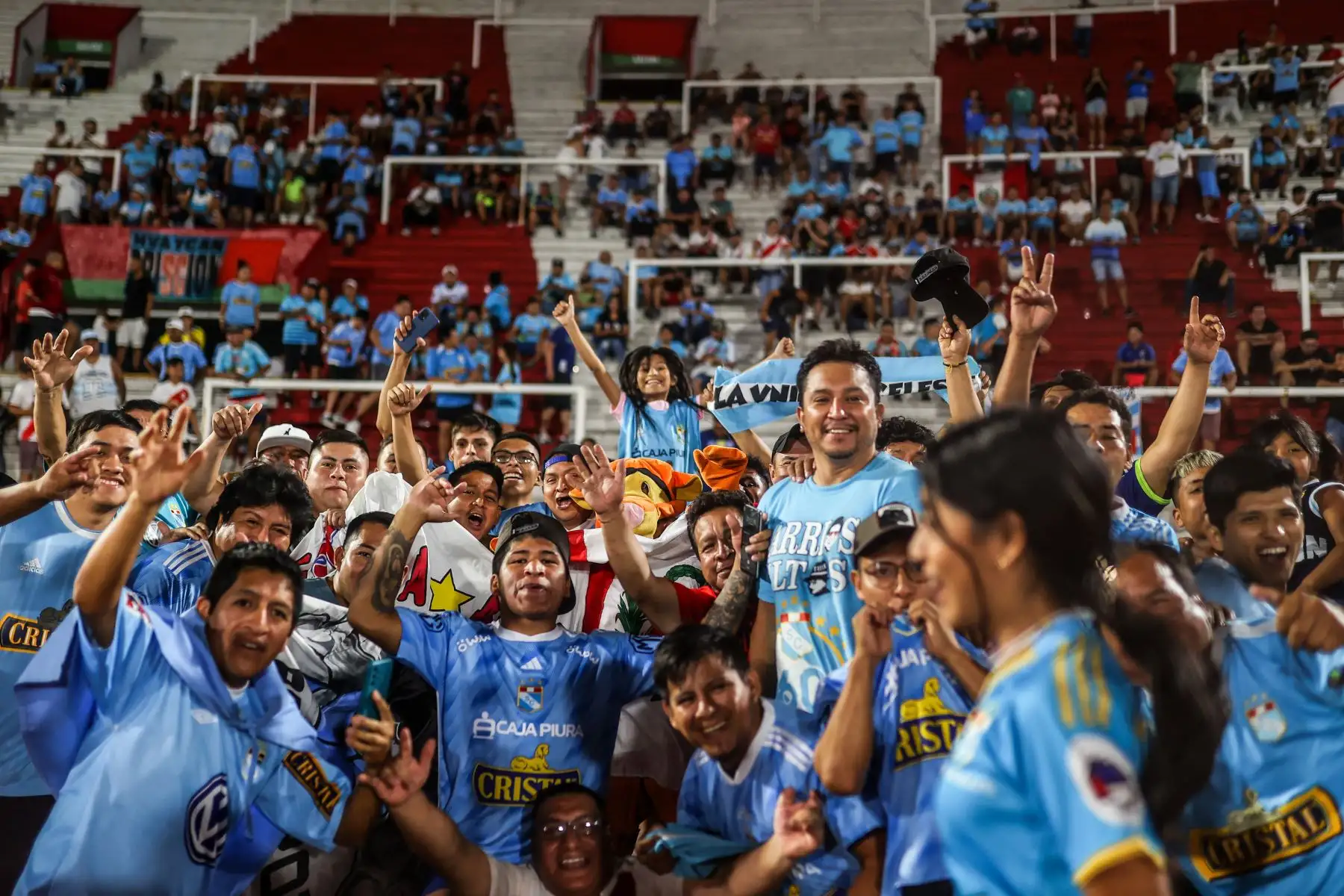 Hinchas de Sporting posan hoy, en un partido de la Copa Libertadores entre Huracan y Sporting Cristal en el estadio Tomás Adolfo Ducó en Buenos Aires, Argentina.
Foto: EFE