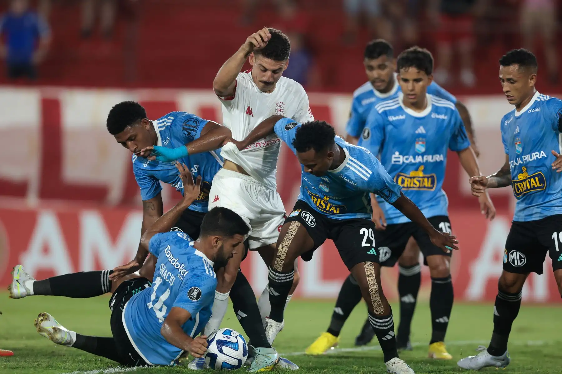 Nicolás Cordero de Huracán disputa el balón con Nilson Loyola de Sporting hoy, en un partido de la Copa Libertadores entre Huracan y Sporting Cristal en el estadio Tomás Adolfo Ducó en Buenos Aires, Argentina. 
Foto: EFE