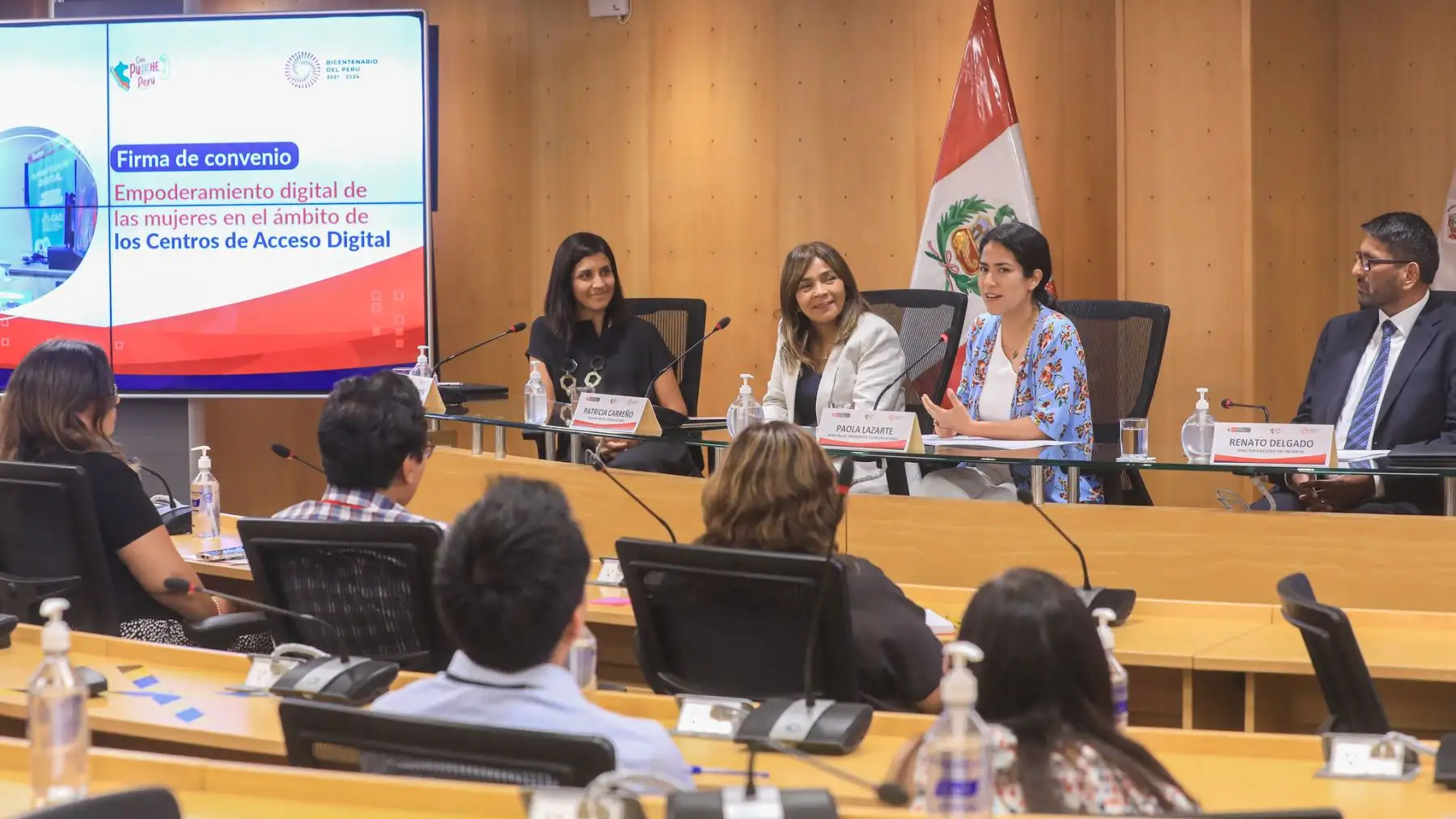 La ministra Paola Lazarte participó en la firma de convenio de Pronatel y la asociación "Es Hoy" que buscará conectar a las mujeres de las localidades rurales con el mundo digital, a través de sus 104 Centros de Acceso Digital (CAD) ubicados en diferentes provincias del país. Foto: ANDINA/MTC